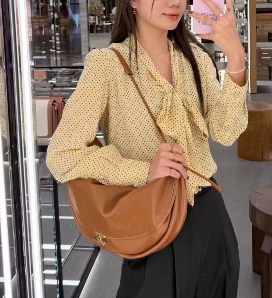 預購 💫💫💫Celine專櫃 HALFMOON SOFT TRIOMPHE 半月包 巴黎代購價