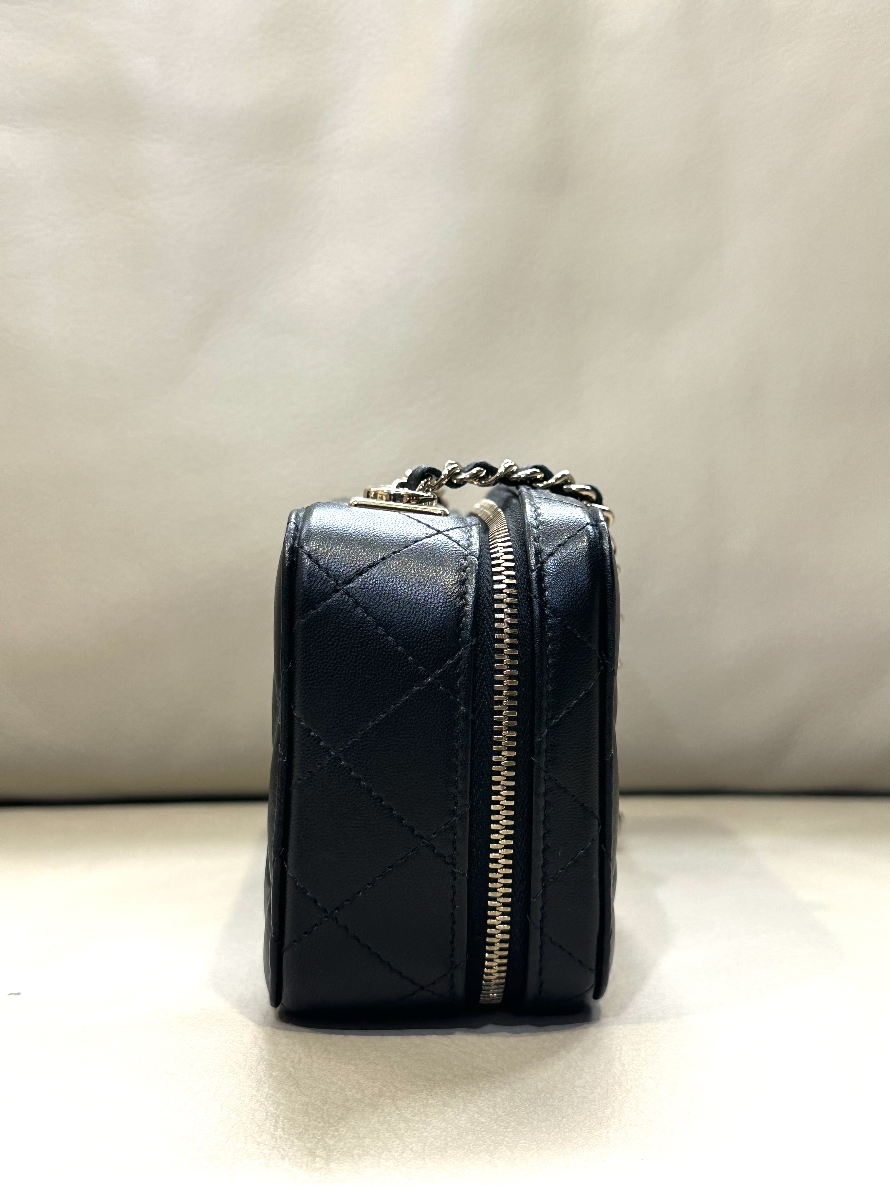 Pre-owned Chanel Pearl Crush Camera Bag / Product Code: 26040502