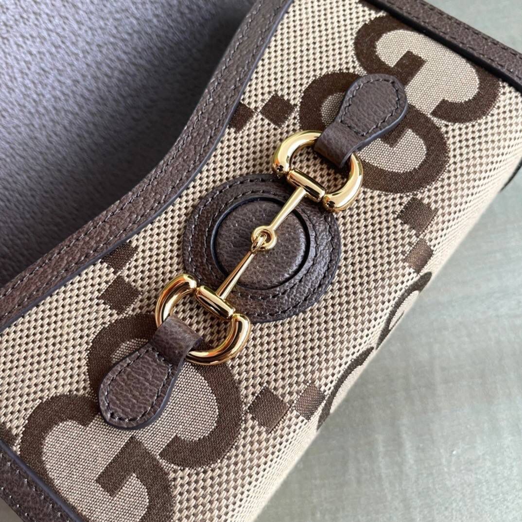 👜独家特级正品 g699296，尺寸：18x12x5cm。1955系列中的一款力作，迷你造型让该系列的标志性配件更加吸睛。gg标识以超大造型点缀在米色和乌木色帆布上，从别样视角诠释了guccio gucci先生的姓名首字母缩写 驼色和乌木色超级双g帆布 棕色皮革滚边 肩带高50厘米🔥✨