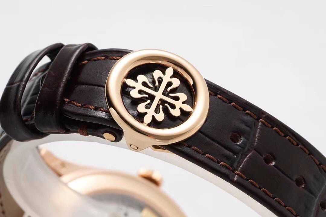 百达翡丽5396 复杂功能计时系列腕表🔥🔥 【表壳】38MM表径，圆形表壳闪亮的金属光泽流动在表盘流畅的线条上，展现出了腕表出色的设计风格与打磨工艺。 【表盘】华美的炭灰色太阳纹表盘，复杂功能井井有条的安排令其看上去十分的对称，丝毫不会有突兀之感，通过优美的太妃指针的点缀，无论是指针还是时标的细节修饰，看上去都非常的完美，6点位日历窗的显示清晰明了，让年历功能的读取变得更加方便。 【机芯】还原出百达翡丽的Cal.324 S QA LU 24H/303型自动上链机芯，提供了时、分、秒、月相显示、日历、星期、月份以及24小时显示的功能，这块机芯使用了34个宝石轴承，振动频率为4Hz，可提供最长45小时的动力储备。 年历腕表还拥有一个不可否认的优点，便是它与正装服饰的搭配，年历表的从容再加上正装的优雅，其所散发的魅力实在是呈倍数增长。