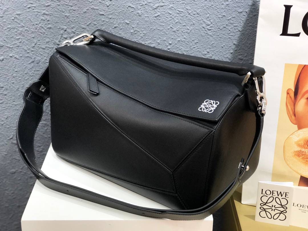 🖤 罗家经典𝐏𝐮𝐳𝐳𝐥𝐞 大号手袋 尺寸：𝟑𝟔-𝟐𝟕-𝟏𝟒𝐜𝐦 编码：061607 颜色：平纹/黑色/白标 🖤 凭借其创新的长方体形状，舒适的触感和高实用性，准确的裁切创造出了立体感。 人字纹棉帆布内衬，Anagram空压点缀，一个内部插袋隔层，后拉链口袋