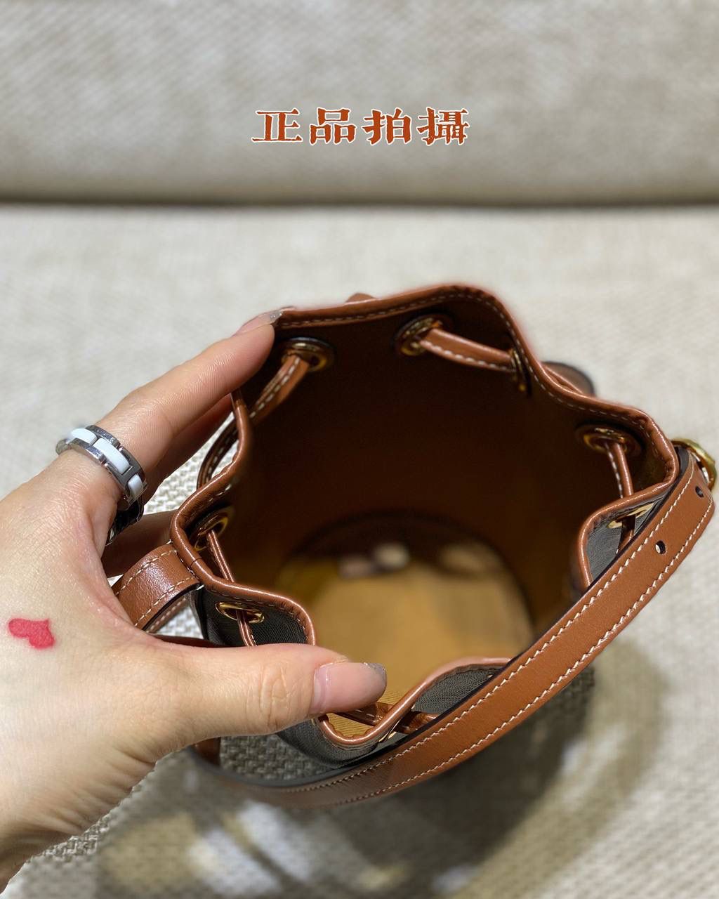 𝐂𝐄𝐋𝐈𝐍𝐄 ♥ 𝐓𝐑𝐈𝐎𝐌𝐏𝐇𝐄 𝐂𝐀𝐍𝐕𝐀𝐒 𝐌𝐈𝐂𝐑𝐎 𝑪𝒆𝒍𝒊𝒏𝒆新推出的超𝒎𝒊𝒏𝒊抽绳水桶包，怎么可以这么可爱啊啊啊❗️真的又Q又萌可爱到爆炸‼️背上身可太洋气了🥳各种凹造型 时髦精上线～ 型号：10H492 尺寸：9*17*9cm