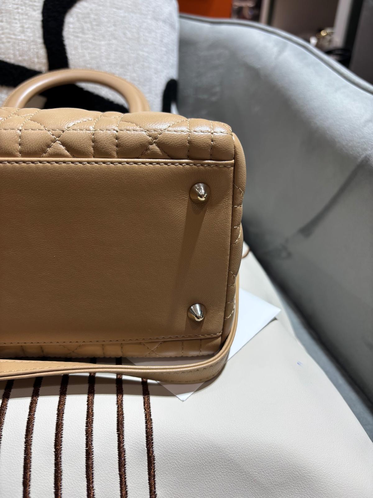 Dior lady Dior medium beige 100%Authentic, 98%new ✅ certificate card✅塵袋