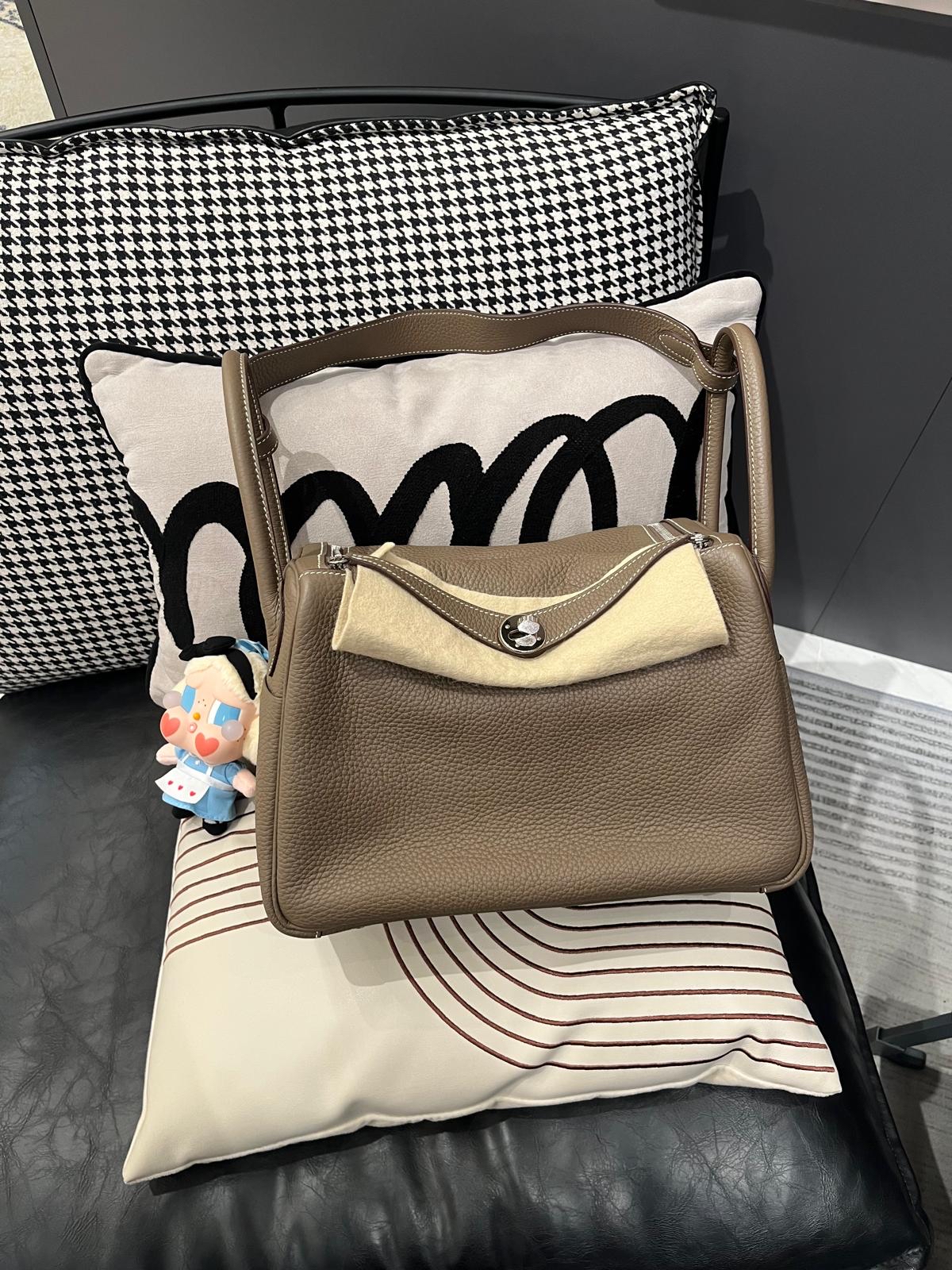 Hermes Lindy 30 Stamp C 大象灰銀扣 TC牛皮 100%Authentic, 98%New ✅Dust bag✅Raincoat ✅Box