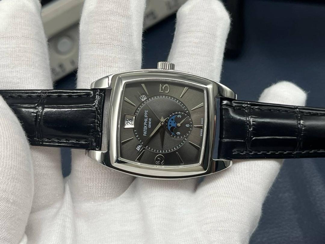 百达翡丽复杂多功能系列5135G--010重磅登场，迄今推出的首款Nautilus复杂腕表，以超复杂的工艺技术打造休闲运动腕表。 1⃣️小身板大能量：尽揽以下功能∶12点位日历功能 10点位星期功能 2点位星期功能 6点位24小时。所有功能都可正常使用。 2⃣️机芯采用版Cal.240自动上链机芯，在实现外观的逼真前提下，功能一并完美诠释。 3⃣️改装大师独立制表人，倾情参与定制改装表盘颜色，给予独一无二的腕表增添有趣的灵魂！