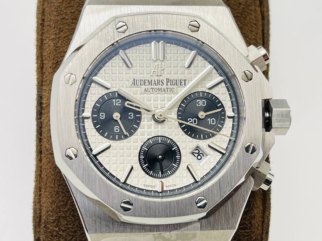 AP爱.彼皇家橡树系列26331OR多功能计时机械腕表41MM！ 1⃣️【机芯】7750改原装机芯 6字位小秒 功能与原装一致！ 2⃣️【表镜】表镜选用进口蓝宝石玻璃镜面！ 3⃣️【表壳】采用进口316精钢表壳，表壳通过拉丝和部分抛光打磨处理之后，忽明忽暗展现出精致而硬气的独特气质！ 4⃣️【头粒】头粒设计与专柜一致可以微调 佩戴更佳贴手舒适 经过多道工序的打磨和磨砂处理，终把AP特有的八角型表圈表达出棱角分明的线条！ 5⃣️【表盘】超强夜光显示，可以在任何环境下读取时间！