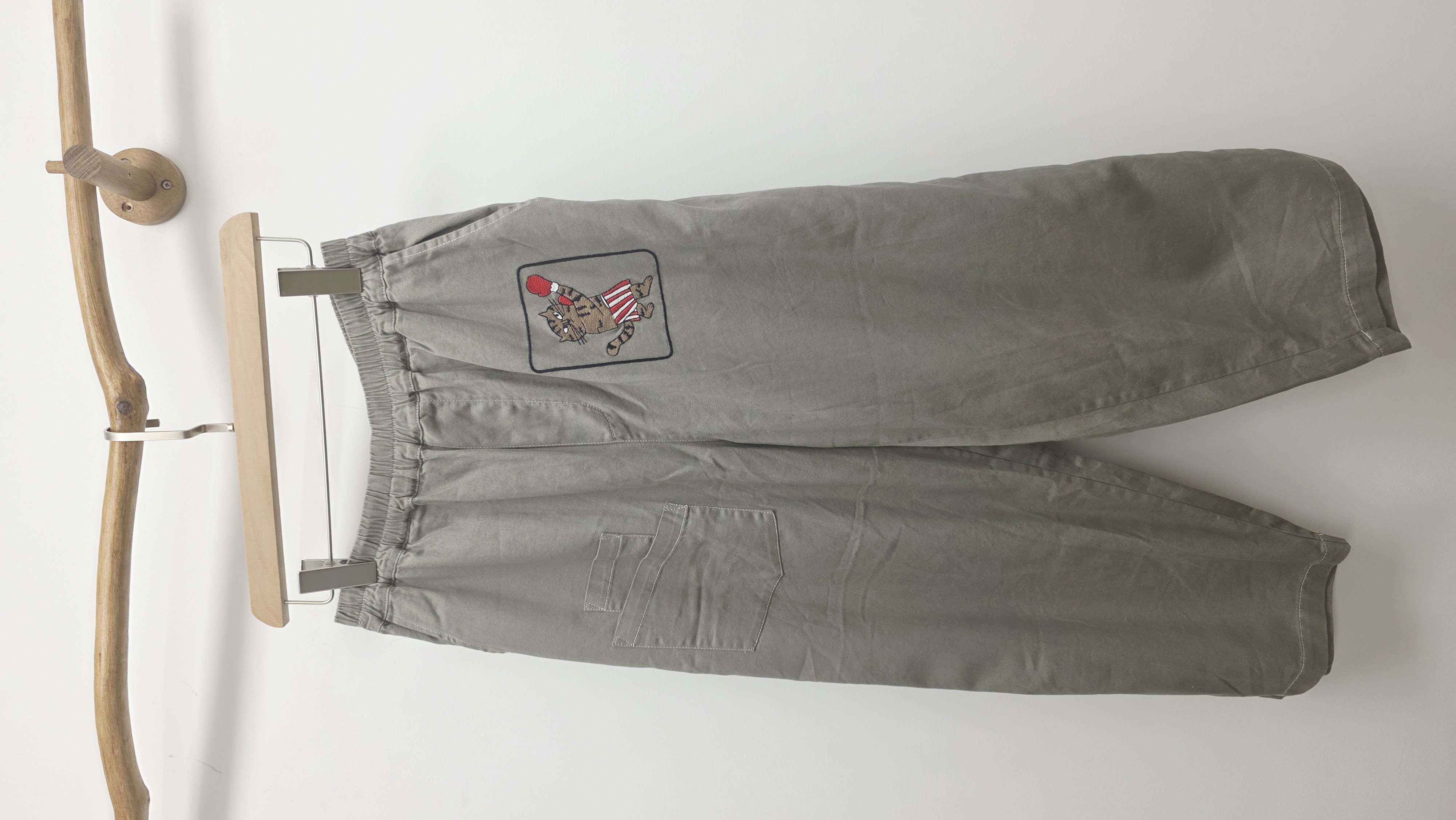 日牌灰拼拳手貓貓刺繡橡筋棉麻褲