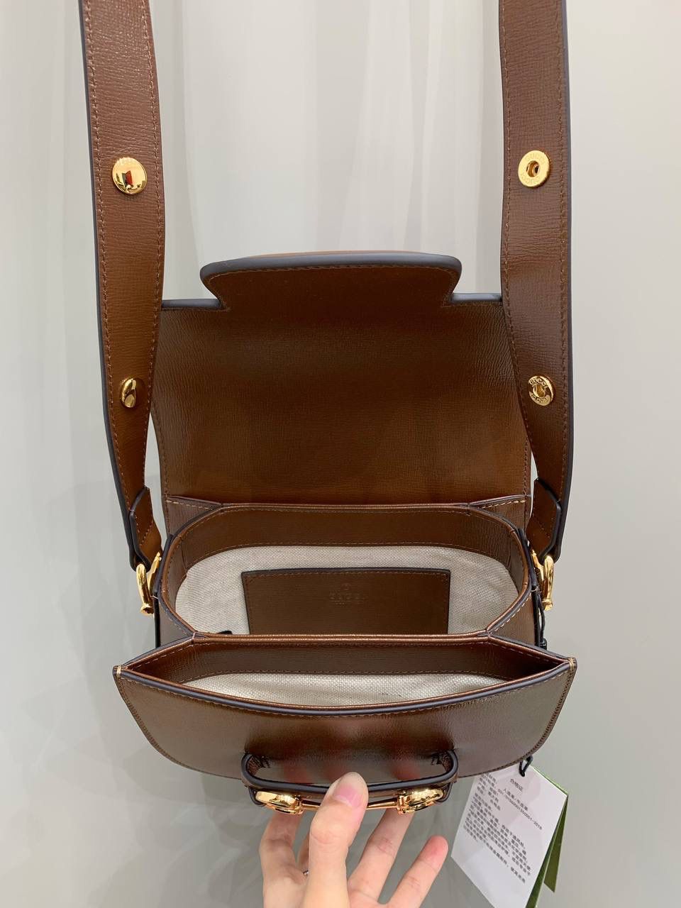 新背景实拍正品级 。Gucc1 horsebit半圆迷你全皮棕（纯铜五金原厂皮） 这个小可爱是真的可爱，小小乖巧的一个 经典的设计加上配色，不管你是潮流的运动女孩👧 还是睿智的职场精英，又或者是优雅的气质女性 这款都是你完美生活中的一款适合的穿搭单品 经典百搭 实用而又不失个性时尚 1955系列寓意马到成功 来掌握自己的人生方向吧！ 型号760191；尺寸17/18.5/7.5cm