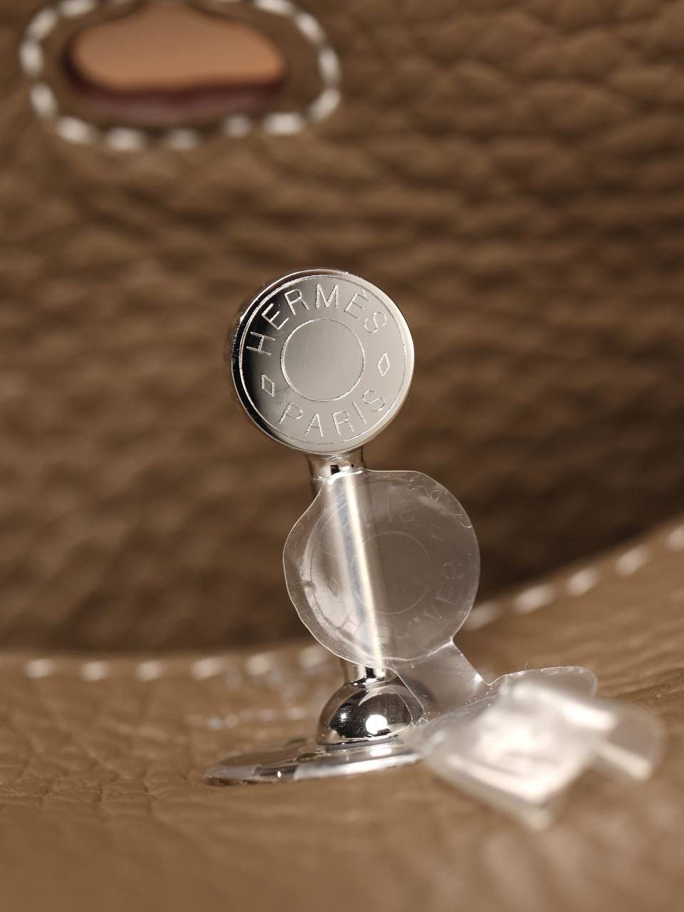 Hermes 爱马仕 Lindy Mini 19cm 大象灰银扣👜✨ Lindy 独家渠道货 独家欧洲原厂皮原厂五金组装的ZP尾单货 尺寸：19*12.5*9cm Lindy是采用原厂的正品TC皮，什么是TC皮？ 爱马仕专用的clemence,简称tc皮，是Hermes最受欢迎的皮革之一，颜色会比Togo少一些，但是纹路比Togo细腻，含油更高，更软，因此稍稍有些下垂感的特点。