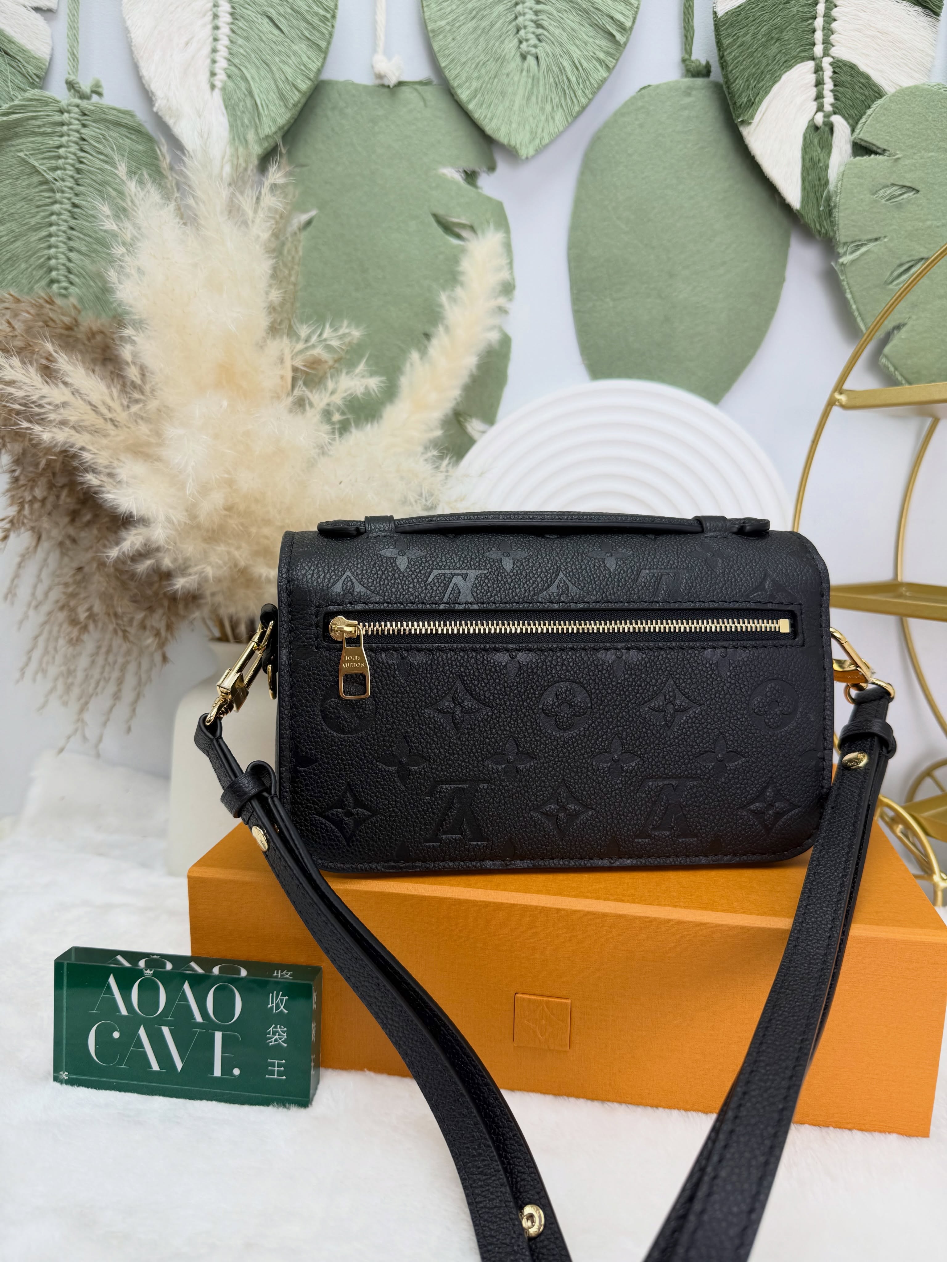 LV👜 PRE OWNED 🛍️黑皮壓花皮革金扣pochette Métis🖤全套有2026年8月專門店單 晶片款💛