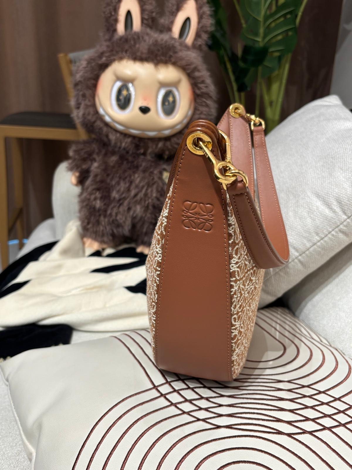 LOEWE LUNA hobo Bag 100%Authentic,98%new✅dust bag 