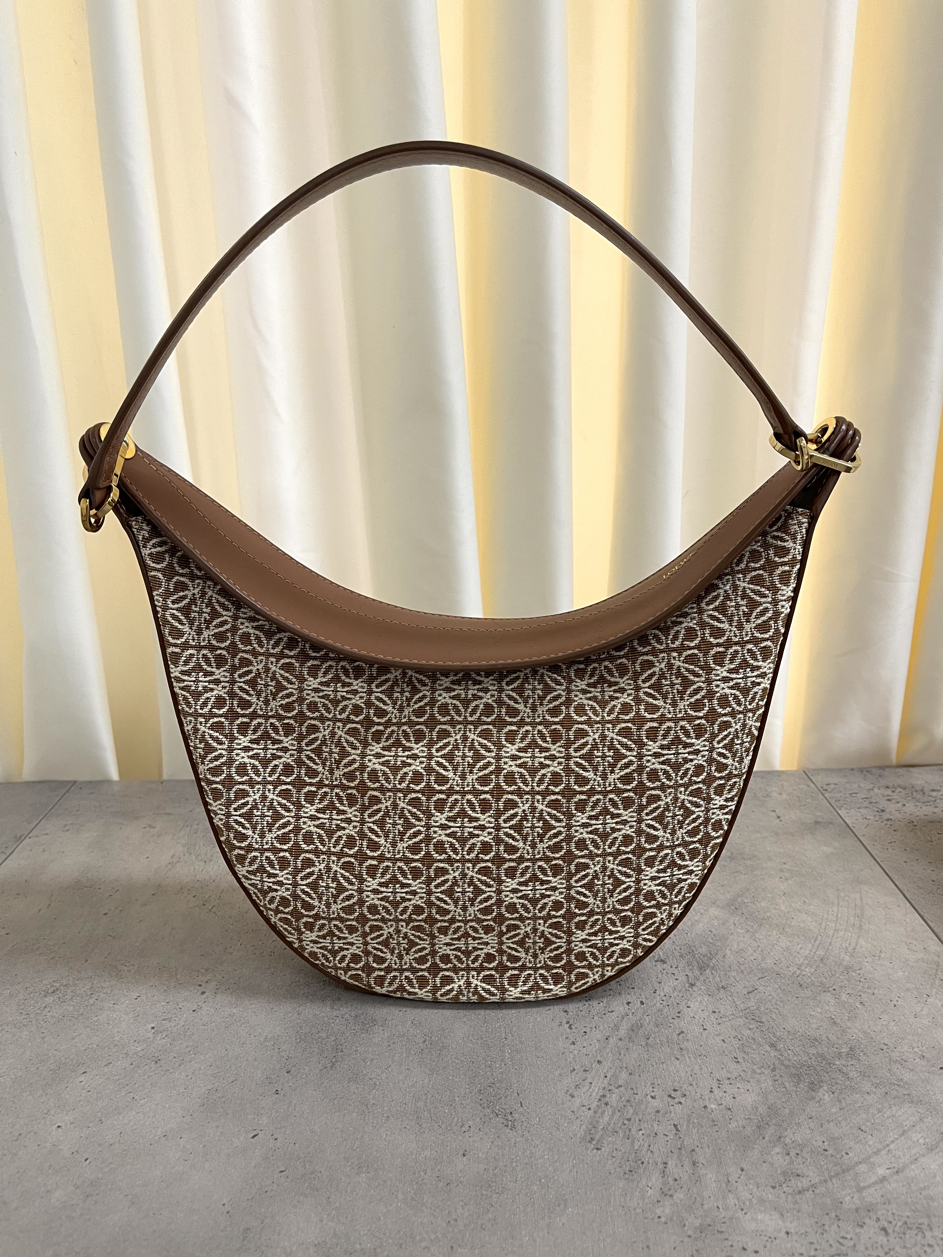 Pre-owned Loewe Luna Anagram shoulder bag/ Product Code: 26012405