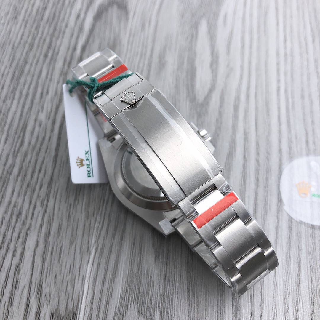 NOOB 劳力士 潜航者 水鬼 116610LV 绿水鬼 🎮 NOOB 强势回归，绿水鬼圈口全面升级，采用全新配方与温控烧制，陶瓷圈成色脱胎换骨，肉眼观感与原装几乎无差，完成度直接碾压市面同类版本。 搭载 克隆 Cal.3135 一体机芯，蓝色游丝＋进口 KIF 避震器，稳定可靠。 🔥 升级重点一眼看懂： • 乱真级绿陶瓷圈 💚 Cerachrom 工艺解析复刻，1100–1250℃高温烧制，色差极低 • 蓝宝夜光石 🔵 夜明珠外层加蓝宝石镜面，防刮耐用，原装同款结构 • 圈口刻度不发黑：铂金粉 PVD 工艺，遇水遇油不褪色 • 一键弹扣：操作方式与原装一致，市场独家配置 • 内扣式圈口结构：非双面胶粘合，稳定耐用 • 字面质感升级：夜光圆钉饱满不溢，拉沙更细腻 • 配件高度通用：壳、圈、底盖、表带、表扣等可与原装互换 • 进口 904L 精钢：高密度、高硬度，耐腐蚀抗刮