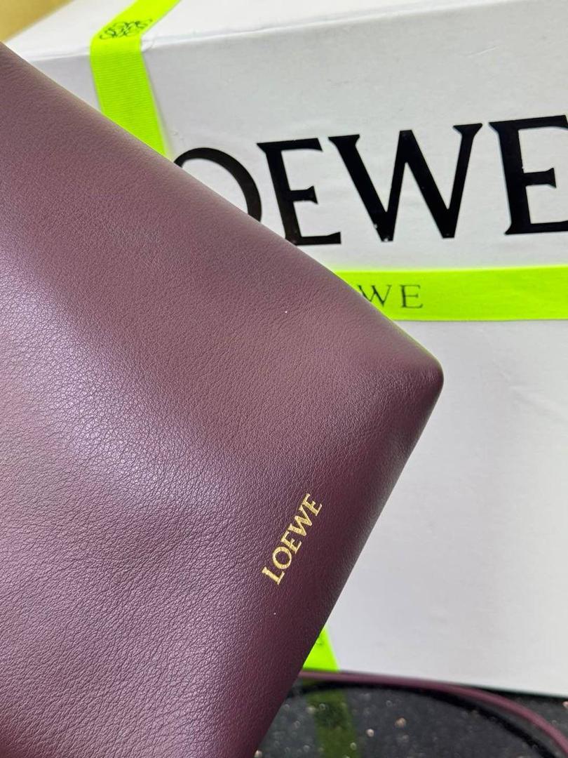 🎈（全钢）新款𝗣𝗲𝗯𝗯𝗹𝗲 𝗽𝗼𝘂𝗰𝗵手机包 ——【酒红色到货💕】 尺寸：𝟮𝟭.𝟱-𝟭𝟳-𝟳𝗰𝗺 编码：652406 👉🏻采用进口纳帕小牛皮材质•包包手感超级舒服柔软•自重超轻。 👉🏻正面装饰两颗闪亮的𝗽𝗲𝗯𝗯𝗹𝗲配饰•精致可爱时髦•可调节肩带•腋下单肩斜跨皆🉑。 容量超大•可容纳5到6部手机•日常出行一个包就够啦😍