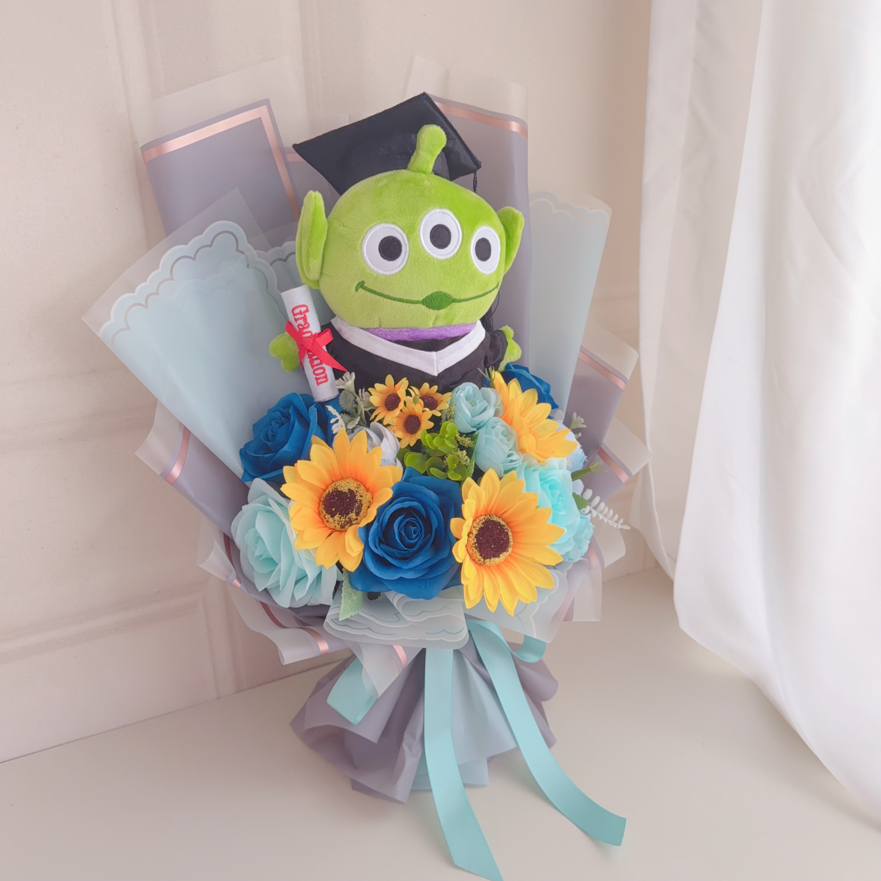 (現貨)三眼仔畢業公仔花