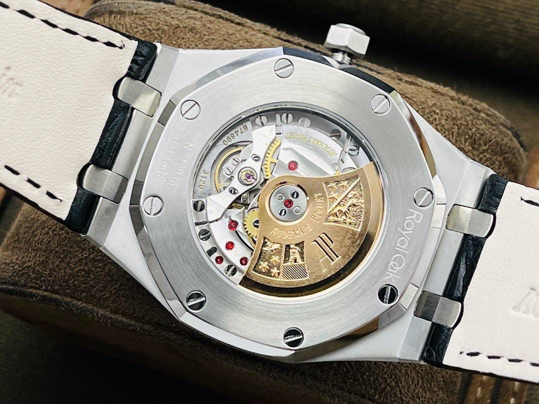 🚀顶级玩家 爱.彼Audemars.Piguet皇家橡树系列！15402OR.ZZ.D003CR.01满天星奢华腕表！细节方面： 1⃣️【定制机芯】搭配定制版Cal.3120全自动机芯机械，品质稳定性强！ 2⃣️【表壳材质】18k金密镶施华洛世奇水钻，璀璨夺目，魅力绽放！ 3⃣️【表盘材质】表盘铺镶418颗钻，搭配荧光立体时标和皇家橡树指针。展现创新的精妙设计细节分钟刻度位于表盘外圈之上，时标宽度加大。 4⃣️【表镜材质】反炫光处理的蓝宝石水晶玻璃镜面，背透蓝宝石玻璃。 5⃣【表带材质】手工缝制方形大鳞片鳄鱼皮，黑棕蓝灰四色可选配。另送进口橡胶带一条。 6⃣【表扣材质 】18K金A.P字样镶钻折叠表扣。 7⃣【表冠材质】18k金旋入式表冠。 8⃣【防水深度】50米 9⃣【腕表直径】41MM，厚度11MM！ 顶级玩家 细节精心打磨！极致乱真版本！欢迎各位玩家品鉴！（现在买就送专用高端商务用笔一支）