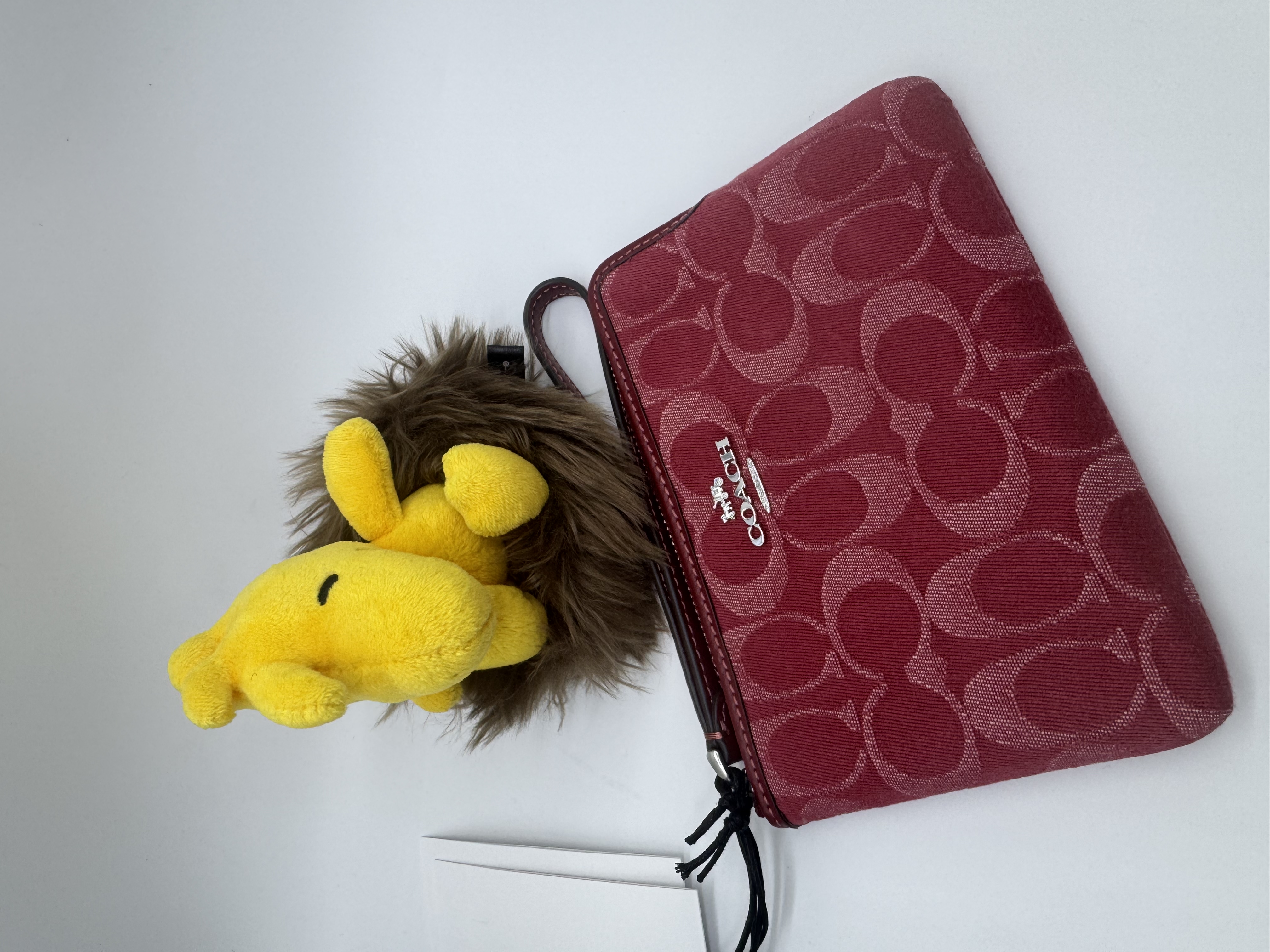 ✈️🇨🇦🇺🇸牛仔布❤️紅色Signature C  pattern Coach Outlet 拉鍊包現貨💝💝