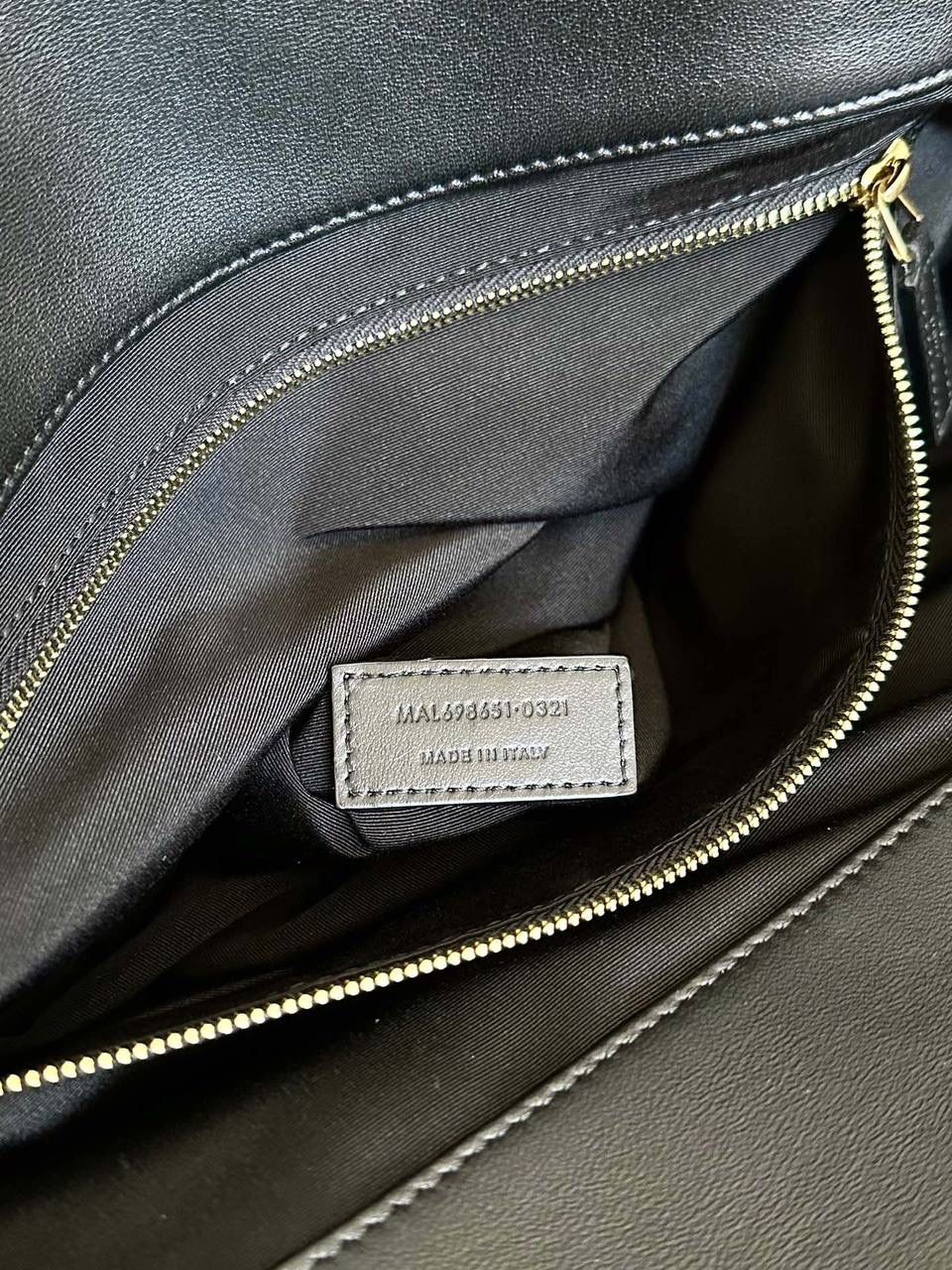 销量王🔥预定月底⏰ ys1 Icare bag超大tote 今年最火的大包一定是它！ 超夸张的大logo确实很大胆 前后两片无裁切的大羊皮 你们就知道用料需要多高的成本了 据我所知，很多家已经在偷偷更换便宜的材料... (因为它足够火，皮料对不对版他们都能卖... ) 我们来晚了，价格上也做出让利 先让你们看看我们对这个牌纸的用心程度💕还是那句话吧，我们只用原厂皮，只做原版开发，只做最高版本，只做正确版❗️ 58×43×8cm698651m