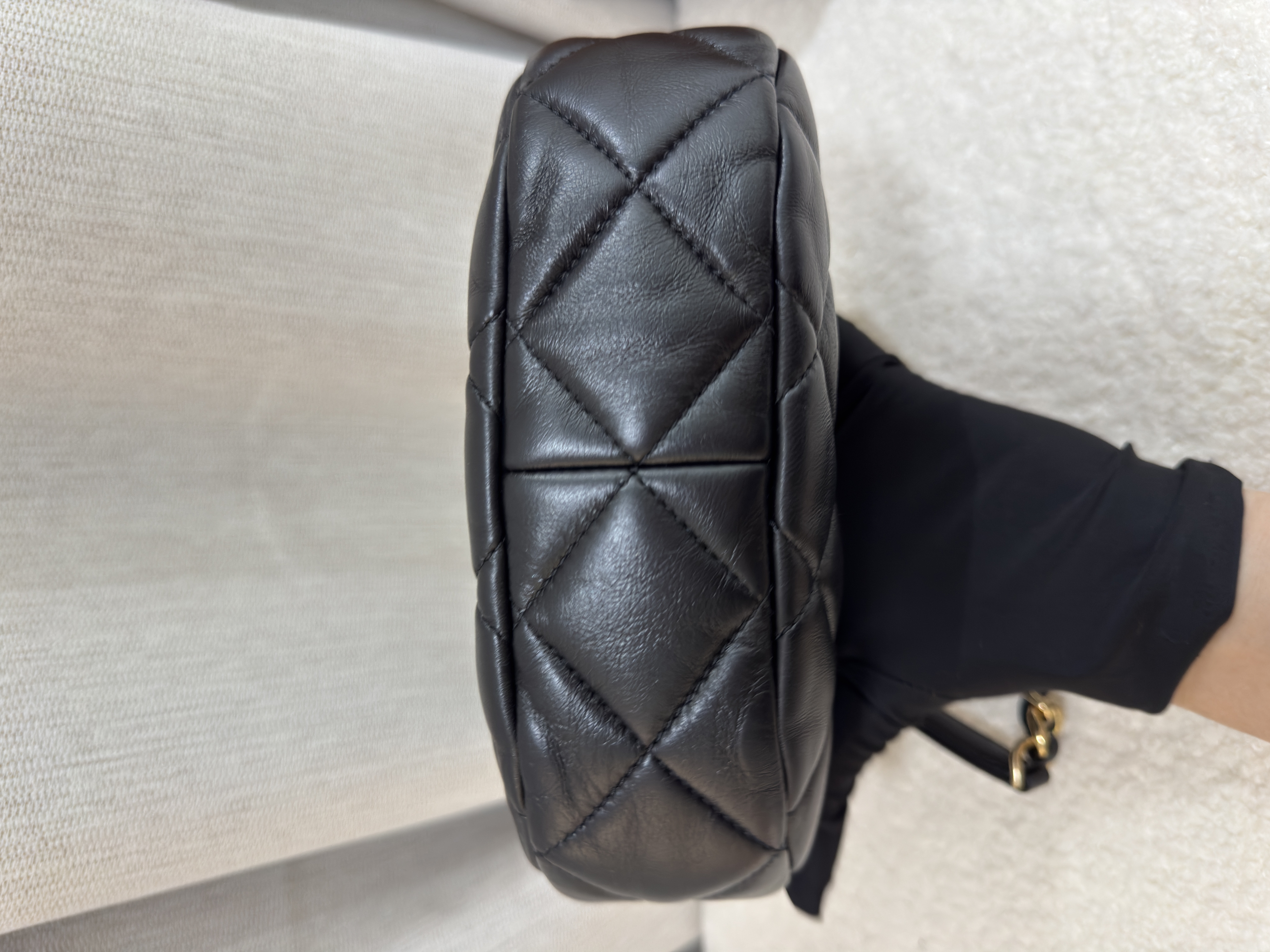 Pre-Owned CHANEL 22B Small Hobo Bag / Product Code : 26021607