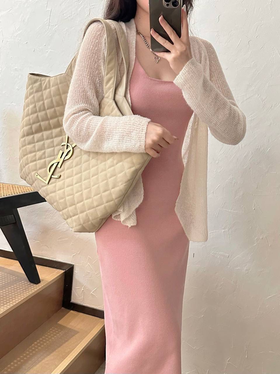 销量王🔥 ys1 Icare bag超大tote绒面奶油白 超级爆款出新色啦 它没有像普通款式那样直接用白色 而是用的奶黄色的奶油白 而且！换了绒面的小牛皮(非羊皮) 超夸张的大logo很酷，奶油白又很嗲 这个更换很有意思～～ 我觉得它的出现真的很及时 现在女性的觉知，大女人的一面被唤醒 是时候需要这么一个大包来向世界宣判个性与独立了！