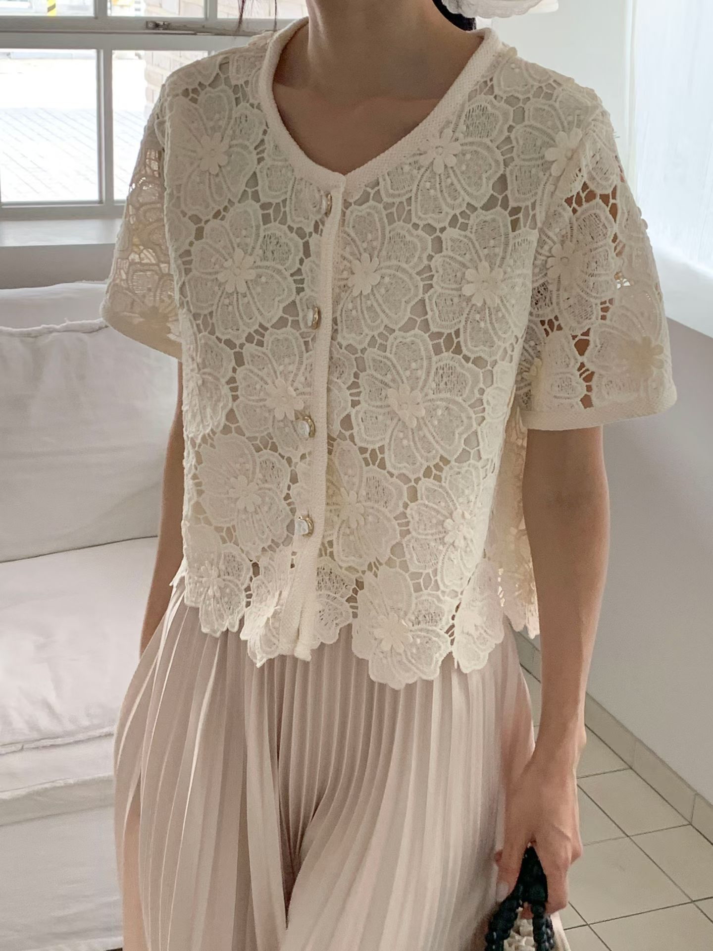 CT22 浮雕立體花卉蕾絲短袖Top 