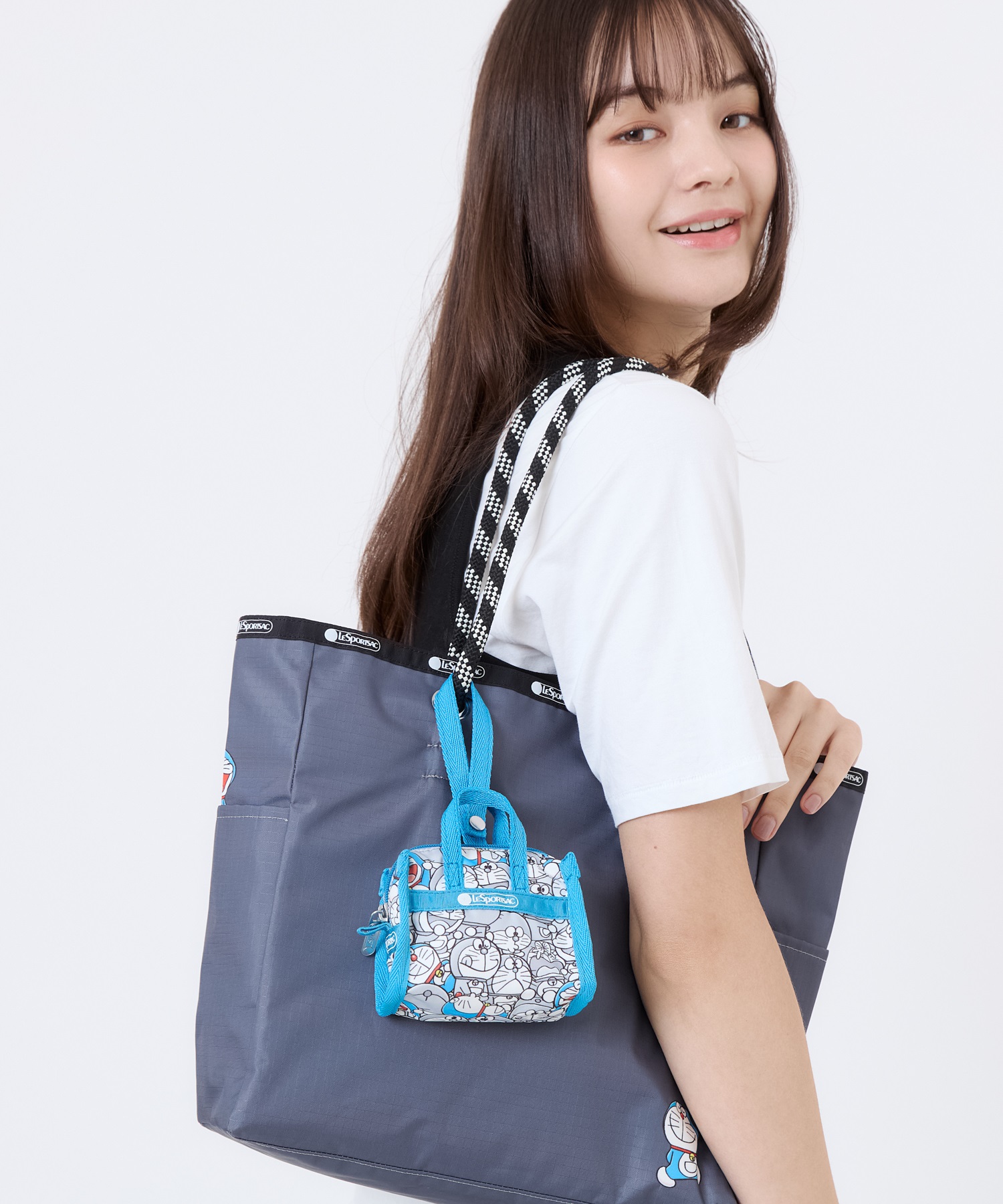 [訂購] [日本直送] 💙 LeSportsac「DORAEMON MICRO WEEKENDER CHARM」 📏 尺寸/內容：高約8cm｜闊約11cm｜厚約6cm {TF260806}