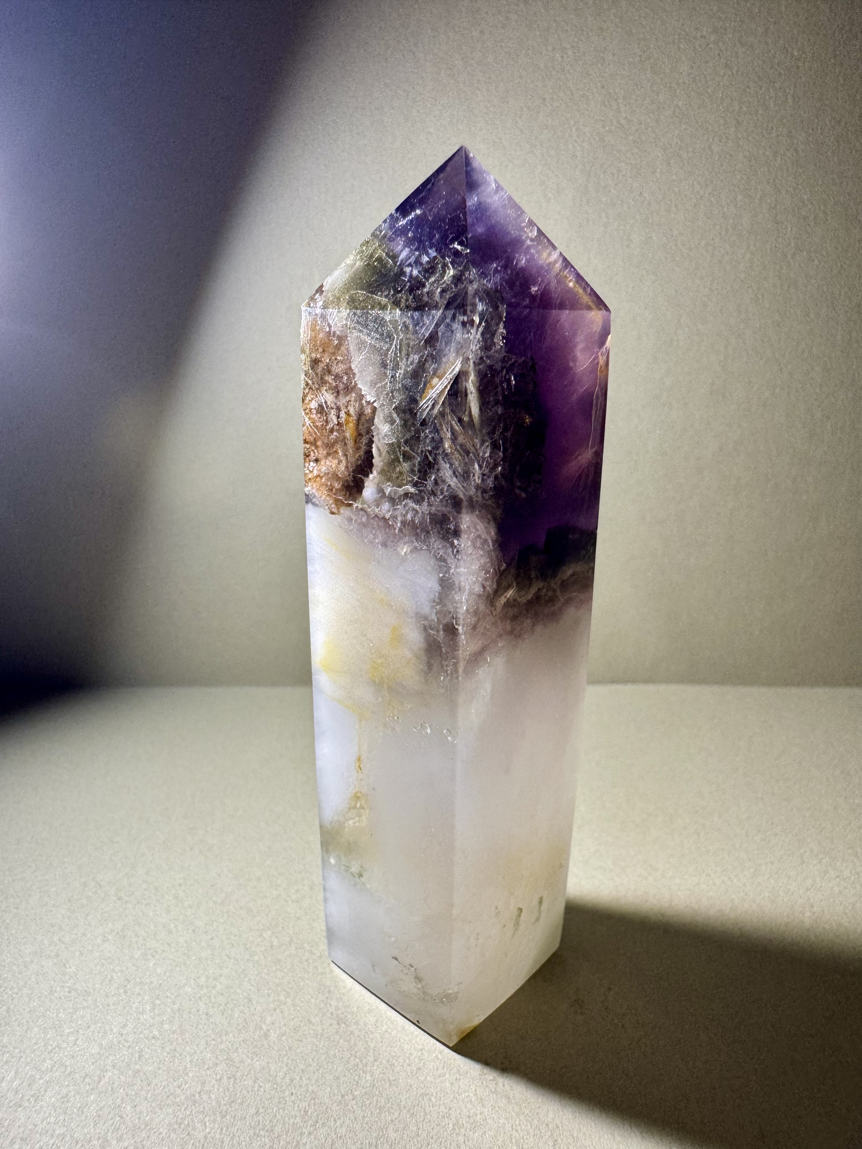 天然水晶柱 － 紫螢石、黃鐵礦、白兔毛髮晶共生