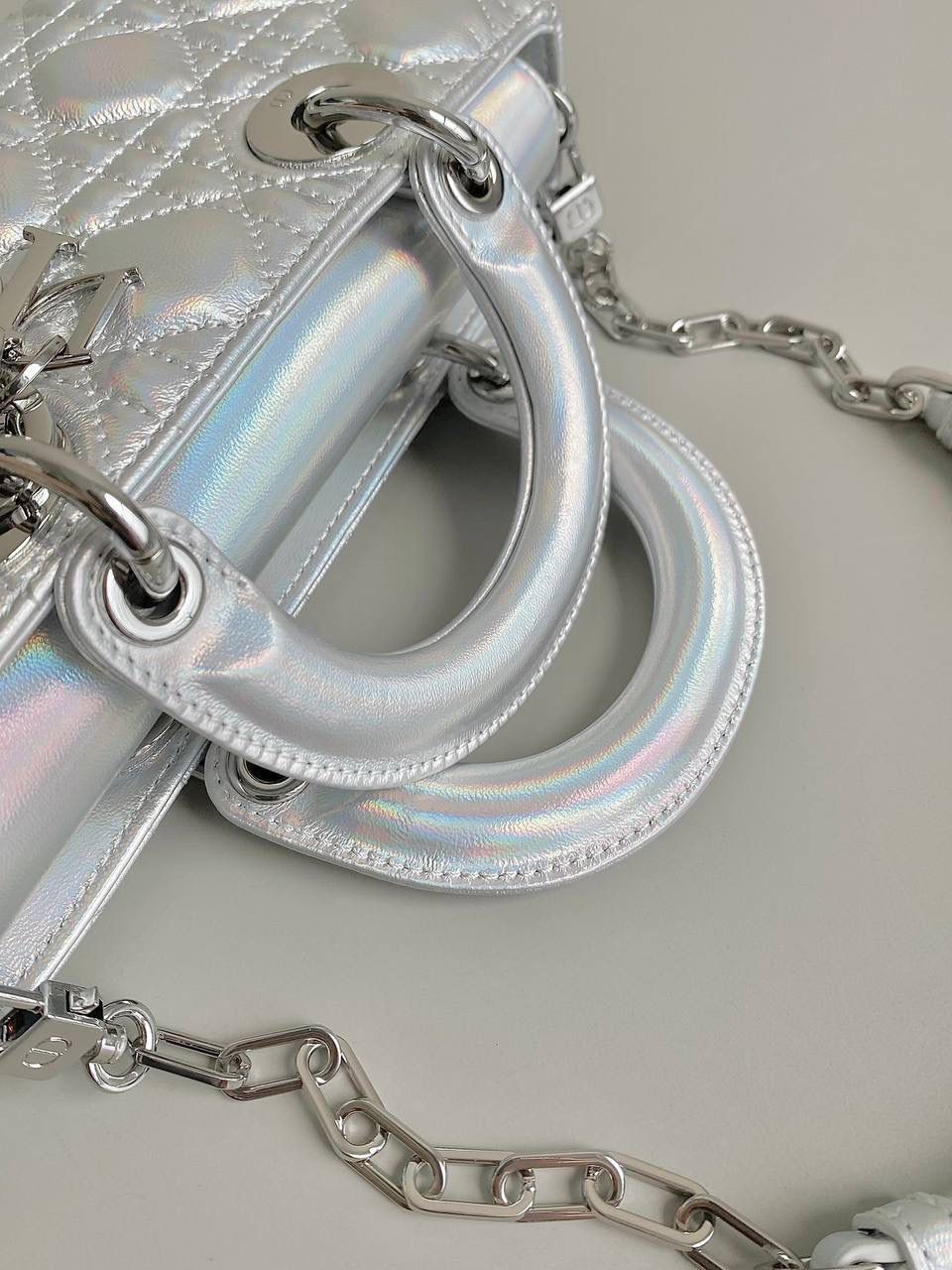 镭射银小号🩶 𝗗𝗶𝗼𝗿 𝗗-𝗝𝗼𝘆 𝗯𝗮𝗴23新色 快！快！快！很少见有这么特色的包😍 Bing灵动炫目大胆的科幻视觉冲击太震撼 整个包身珠光呈镭射效果，犹如彩虹般 很是惊艳！配银色金属更有张力，好抢眼啊 可爱与炫酷的反差碰撞，也就只有它独具一格🎀 拿到手你们一定要多背出去走走 它实在是美到过分了！！ 22.5×12×5.5cm