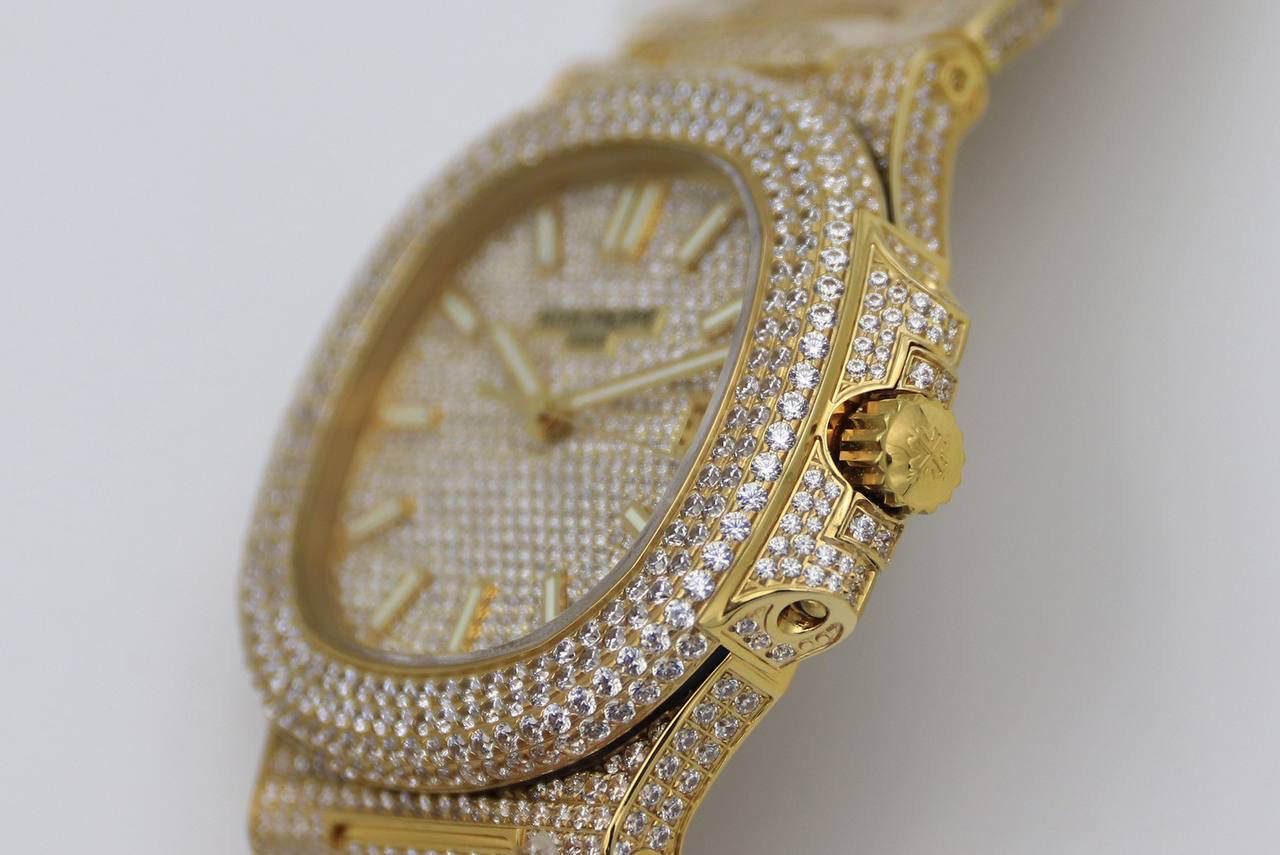 百达翡丽鹦鹉螺满天星V3版。少量到货！！！独家还原正品后镶钻。 全新修正V2版不足的四大细节： 1.表盘上12个条形刻度，根据原装5711字钉开模，效果保持了跟原装一致的黑油条形夜光刻度。 2.全新定制原版324机芯，V3版本机芯摆轮位置与原装一致，CNC数控技术打造机芯夹板，深度洗花和刻字，效果保持了原装应有的细节，机芯结构还原度极高。 3.表带升级还原正品后镶钻侧面表带镶石工艺：挑战难度极高百达翡丽鹦鹉螺侧边镶钻表带R8制表师历练数年多次，尝试过无数种加工工艺，即使再难也有破釜沉舟的心态，如今终于大功告成，还原正品后镶钻效果，是目前唯一可以做到表带侧边镶钻工艺。 4.指针升级：秒针中心点升级为针轴秒针。 （让你体验最奢华百达翡丽鹦鹉螺）