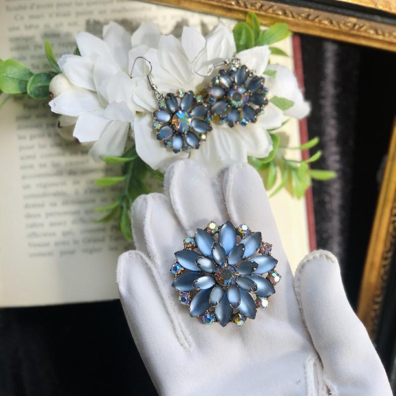 C.a. 1950s-60s Dreamy Cat-Eye Frosted Glass Flowerhead Brooch and Hook Earrings Set（MT1714）