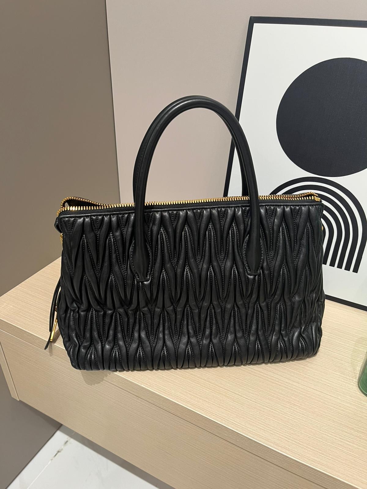 Miu Miu shoulder bag 黑金 100%Authentic, 93%New