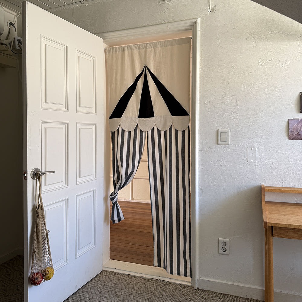 Circus door curtain - Black