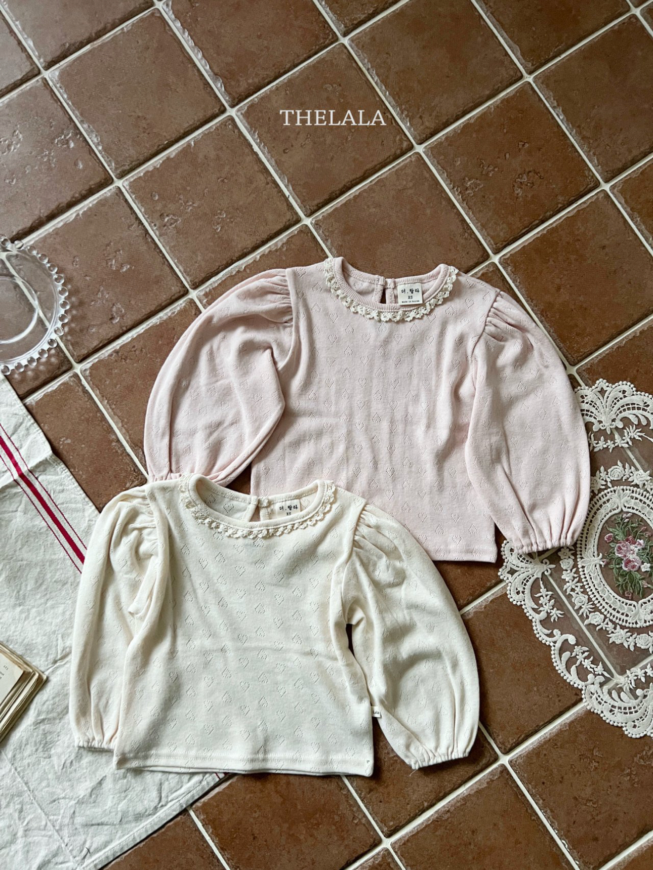 🌸預訂 韓國直送🌸🇰🇷THELALA兩色蕾絲心心通花泡泡長袖上衣