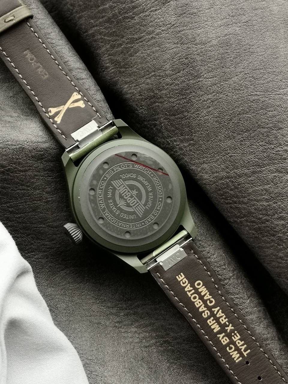 表壳、底盖、表扣首次采用磁化钛材质，高温处理后呈深灰色，区别于普通钛金属银灰色，更坚硬、防刮、不过敏。 表带由大厂制作，氟胶搭配森林绿进口帆布缝线；另赠可快拆联名皮带，整体搭配质感高级。 机芯采用日本西铁城8N24，稳定精准、耐用，厚度与万国82机芯一致。 首批试制50枚，现已可内部品鉴，量产同步加紧生产中。
