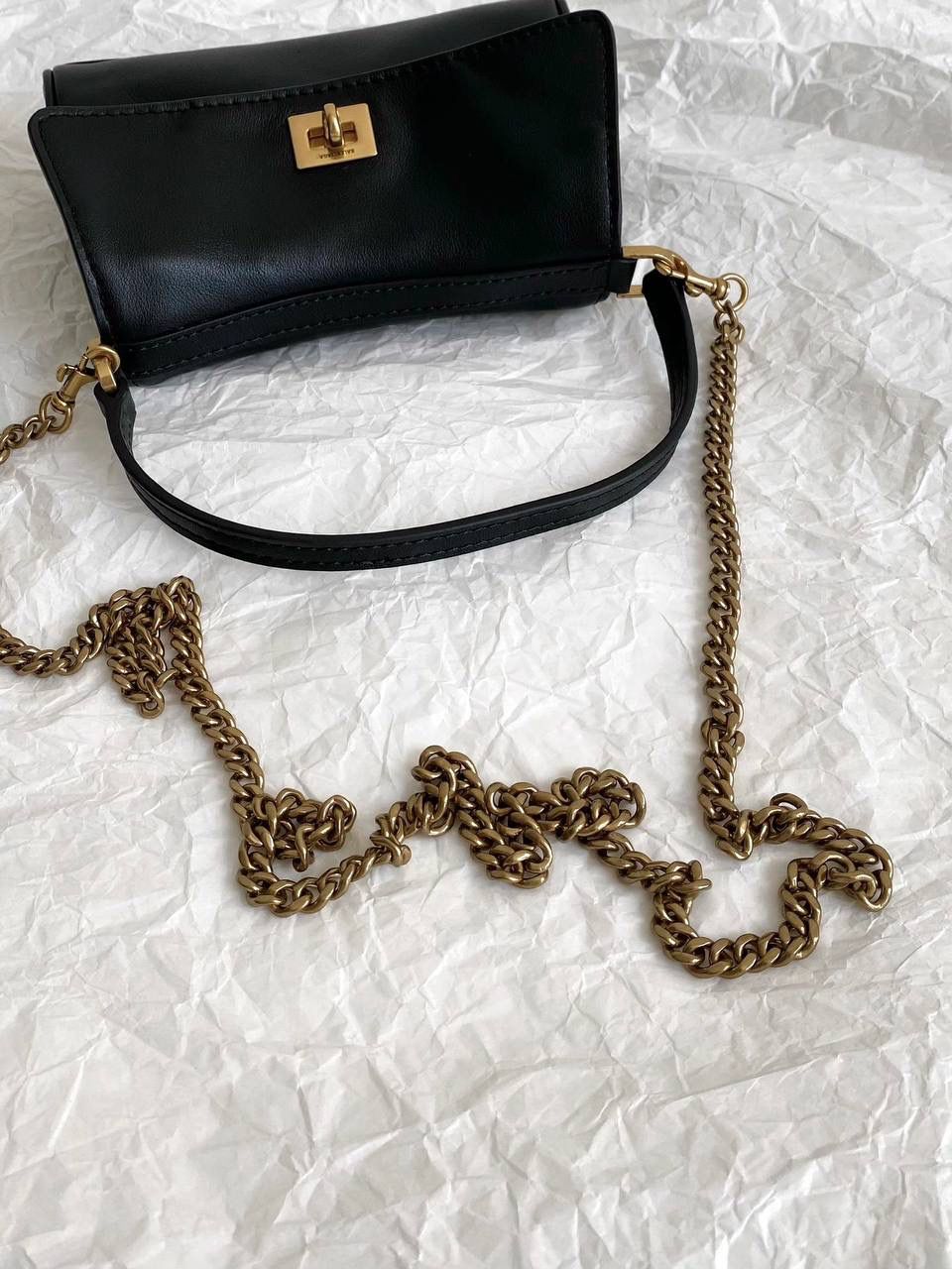 爆款🔥 ba1enciaga rodeo nano 黑色🖤 巨巨巨可爱的小rodeo 有没有拒绝不了包包变成小废包大小的姐妹！ 真的超级无敌cute，尖叫中～～ 但是，我想说的是，人家可不说小废包 它是可以装下iPhone pro的超实用mini bag📱 (plus不行哈🙅🏻‍♂️) 手提着出街就像拎着个小挂件 还有链条肩带可以肩背⛓ 家里有小千金的话 mini包还能和宝贝女儿共享🩷🩷 画面不要太治愈☺️☺️ 必须zp开发的啦，所有细节正确且对版哈！ 16×9.9×4.5cm819429m