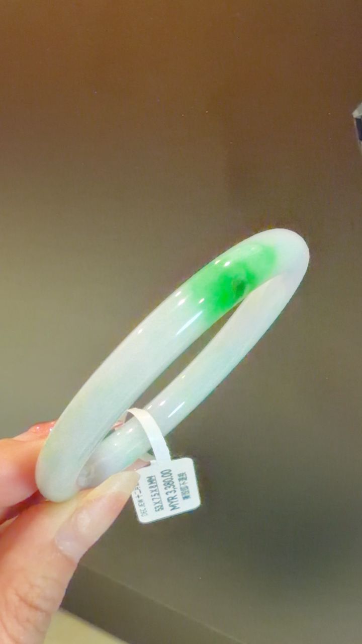 53圈口白底青翡翠手镯 53x7x8mm 圆条