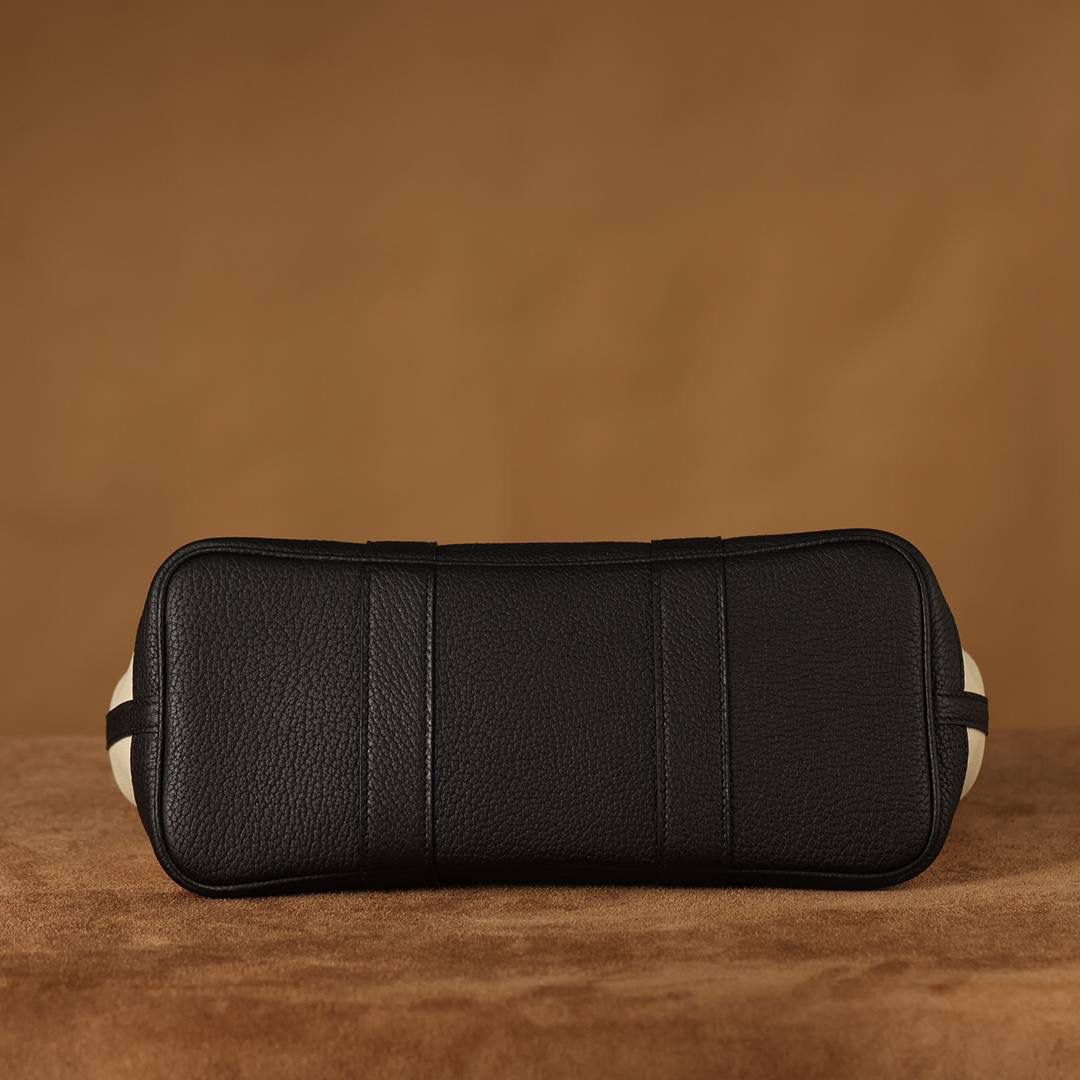 Hermes 爱马仕 Garden Party 30 布配黑皮花园包👜✨ 尺寸：30*20*13cm 配皮面料是采用法国原厂的Togo皮，纹路清晰，颗粒感饱满，手感细腻，扑鼻而来的香味，爱不释手 版型真的是决绝子 喜欢大包的就入手吧 绝对不后悔的一款大购物袋😍💕