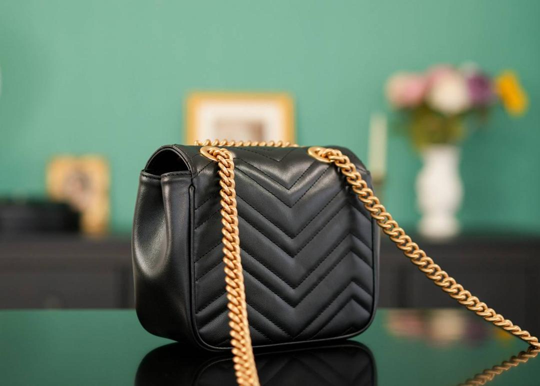 👜🔥GG Marmont系列绗缝迷你肩背包 新款方胖子黑色 18cm （原厂皮 全铜五金） 正品售价,500 GG家经典系列再次推出方胖子设计造型， 保留原有的Marmont经典系列轮廓， 更加精致时髦洋气了~ 容纳量也是非常可观的，日常容纳需求完全没问题， 可斜挎可肩背，也很百搭哟! 官方款号 739682 尺寸：18x15x8cm