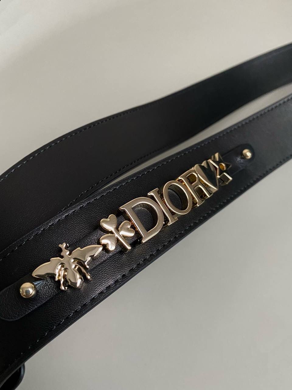 🈶黑色，四格 𝗗𝗜𝗢𝗥 𝗟𝗮𝗱𝘆七夕限定 在经典的基础上加了爱心小挂饰 让整个氛围有了爱的烂漫气息 戴妃作为经典的代表，怎么买怎么对 特别手拎时会显得整个人非常温柔优雅 我一直都推荐女生一定要有一只经典款 每个颜色都好好看，完全不需太纠结 20×16.5×8cm 4123m