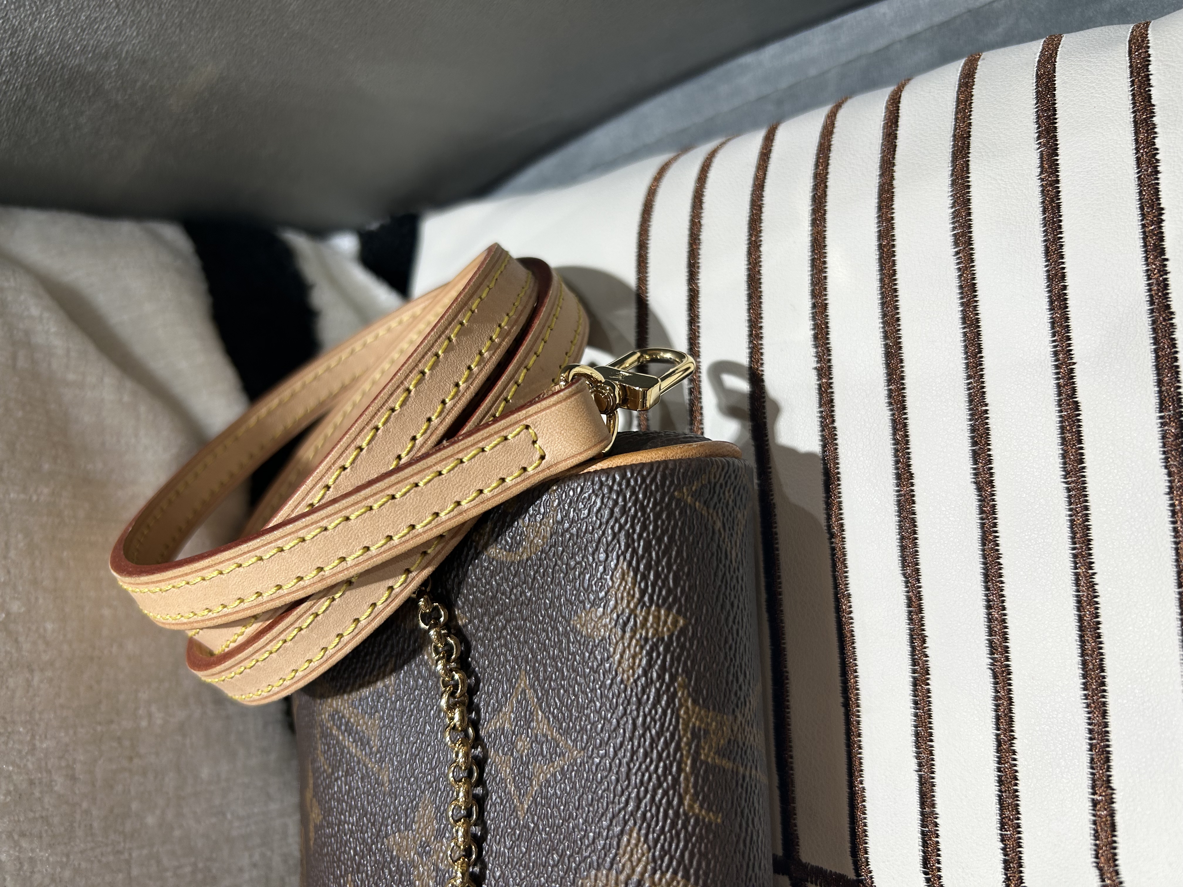 Lv Eva 2 way bag monogram Louis Vuitton M95567 100%Authentic, 98%New ✅Strap ✅Dust bag