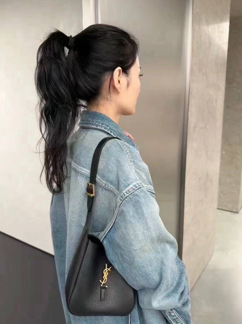 销量王🔥 ys1 hobo mini 🖤 谁敢信hobo出mini size了 可爱shu啦啊啊啊 换了明显有大纹路的鹿皮 和小号大号的皮质不一样，注意区分⚠️ 整个包柔软好打理，还抗造，贼实用 它斜挎不了，是一只腋下包 长肩带的腋下包背起来好舒服 砖柜6月21号发售，咱立马就安排起来😎 zp开发是基操，省钱小能手，等我们咯～～ 16×15×7cm