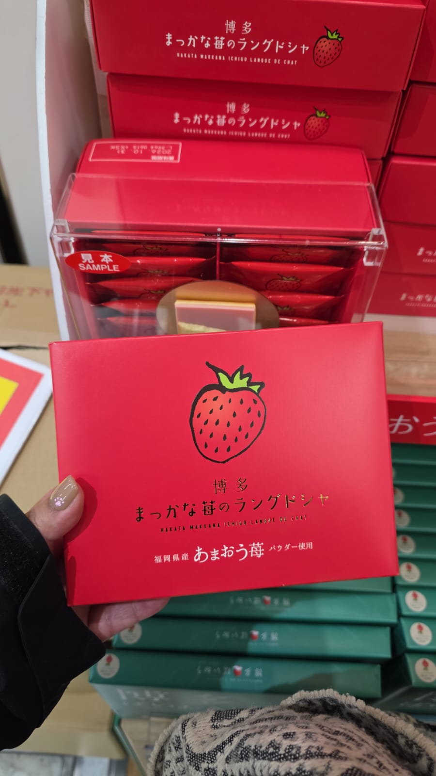 「博多まっかな苺のラングドシャ」是一款廣受歡迎的福岡伴手禮，使用福岡縣產的「甘王（Amaou）」草莓製成 10入