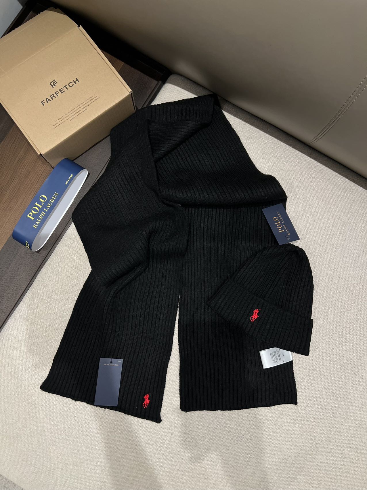 $128套。Ralph Lauren 小馬帽飾圍巾套裝