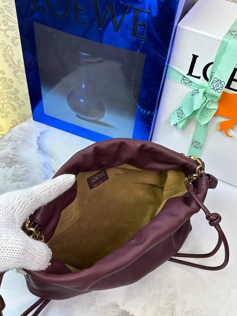 🎈中号链条款𝙁𝙡𝙖𝙢𝙚𝙣𝙘𝙤 𝙋𝙪𝙧𝙨𝙚羊皮 ——【酒红色】 尺寸：𝟯𝟬-𝟭𝟬.𝟓-𝟮𝟬𝐜𝐦 编码：012403 👉🏻延续福袋收缩绳褶皱设计，羊皮包身手感细腻柔软❤️ 👉🏻链条肩带➕皮肩带的双肩带设计，时尚百搭，给足了集美们多样化的选择。肩带可拆卸可调节，磁扣开合，正面烫金𝙇𝙤𝙜𝙤，呈现出高贵典雅的视觉感😍 👉🏻独家背景➕独家品质➕独家全套砖柜礼盒套装，市场高端品质皆在我手✌🏻