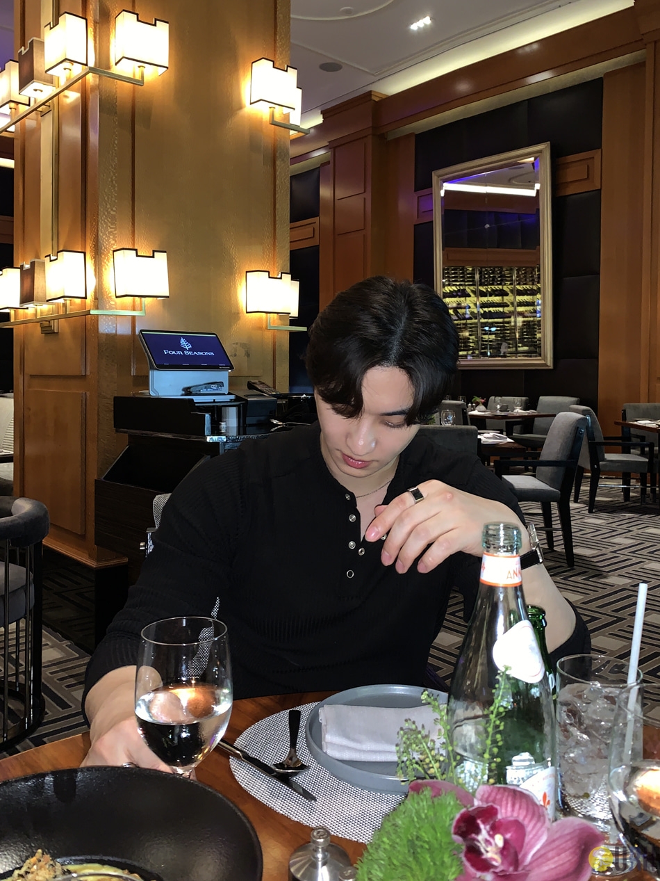 【100%保證韓國直送】韓國品牌原創系列 韓系修身坑條 Snap Button 亨利領長袖衫 👕 [2 color] RL114921