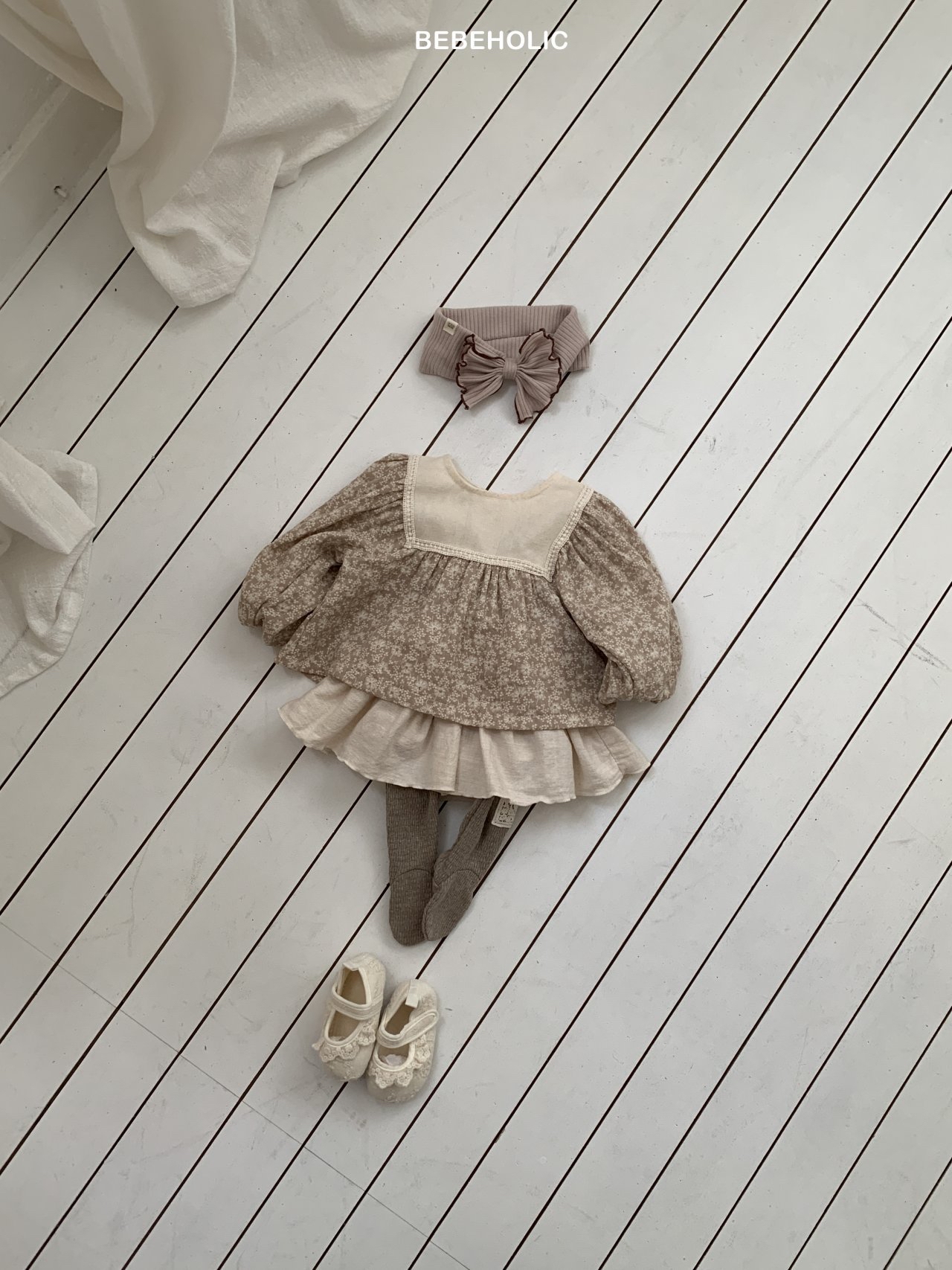 🌸預訂 韓國直送🌸🇰🇷BEBEHOLIC兩色碎花蕾絲方巾領長袖上衣