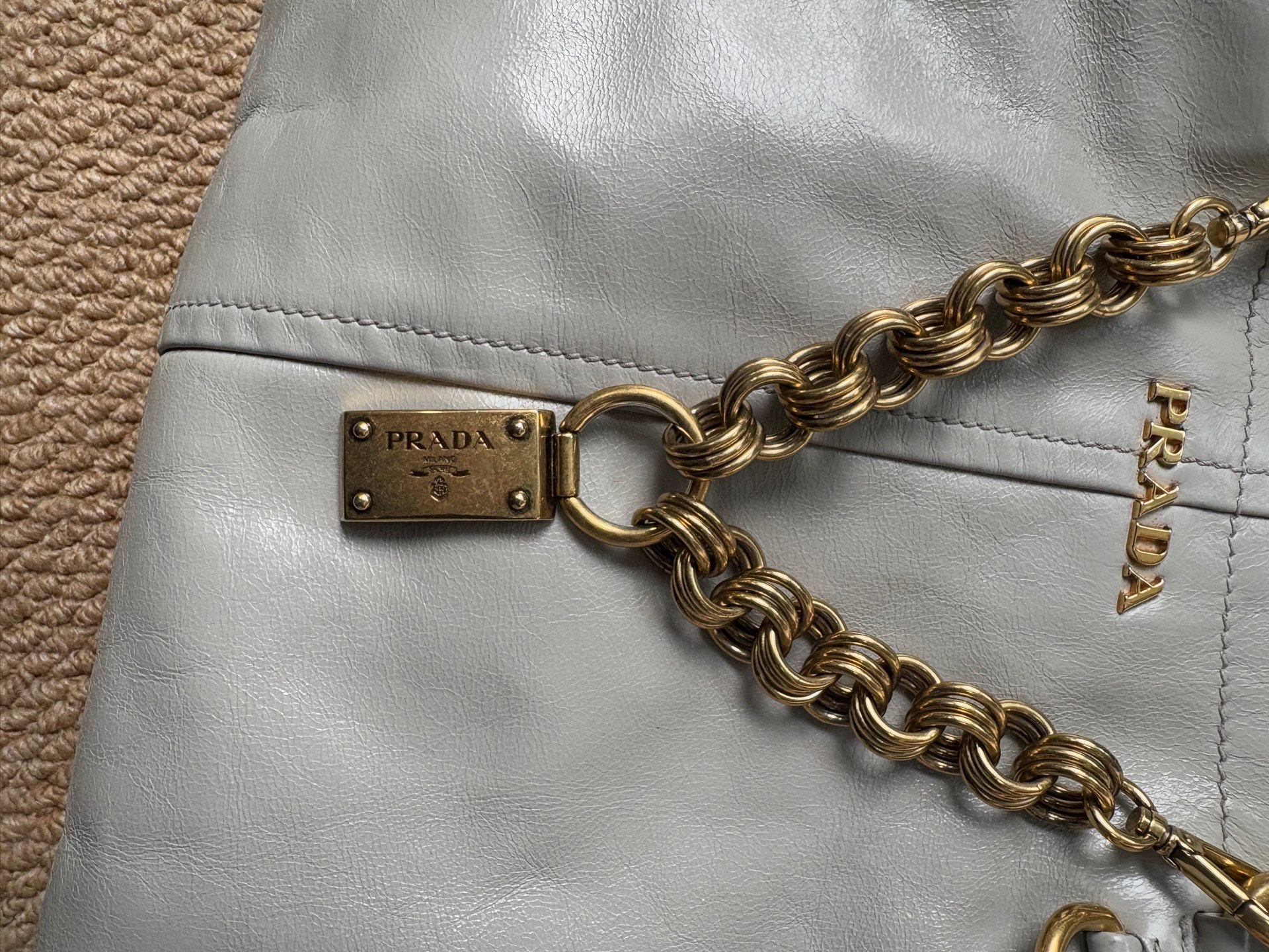 【預訂貨品】Prada霧霾灰油蠟皮機車腋下包