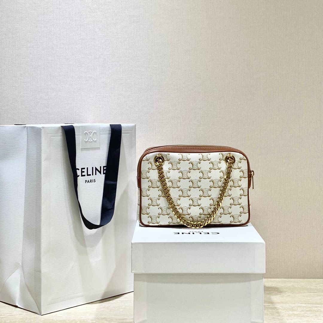 🔥大货实拍图 𝗖𝗘𝗟𝗜𝗡𝗘♥𝗖𝗔𝗡𝗩𝗔𝗦 𝗣𝗔𝗧𝗔𝗣𝗔𝗡𝗦 型号：196252 尺寸：20.5*15*4.5cm TA真的非常好用+多种背法+价格合适+细节满满～双链条腋下，单链条单肩，斜挎/手拿 一包多用✔️