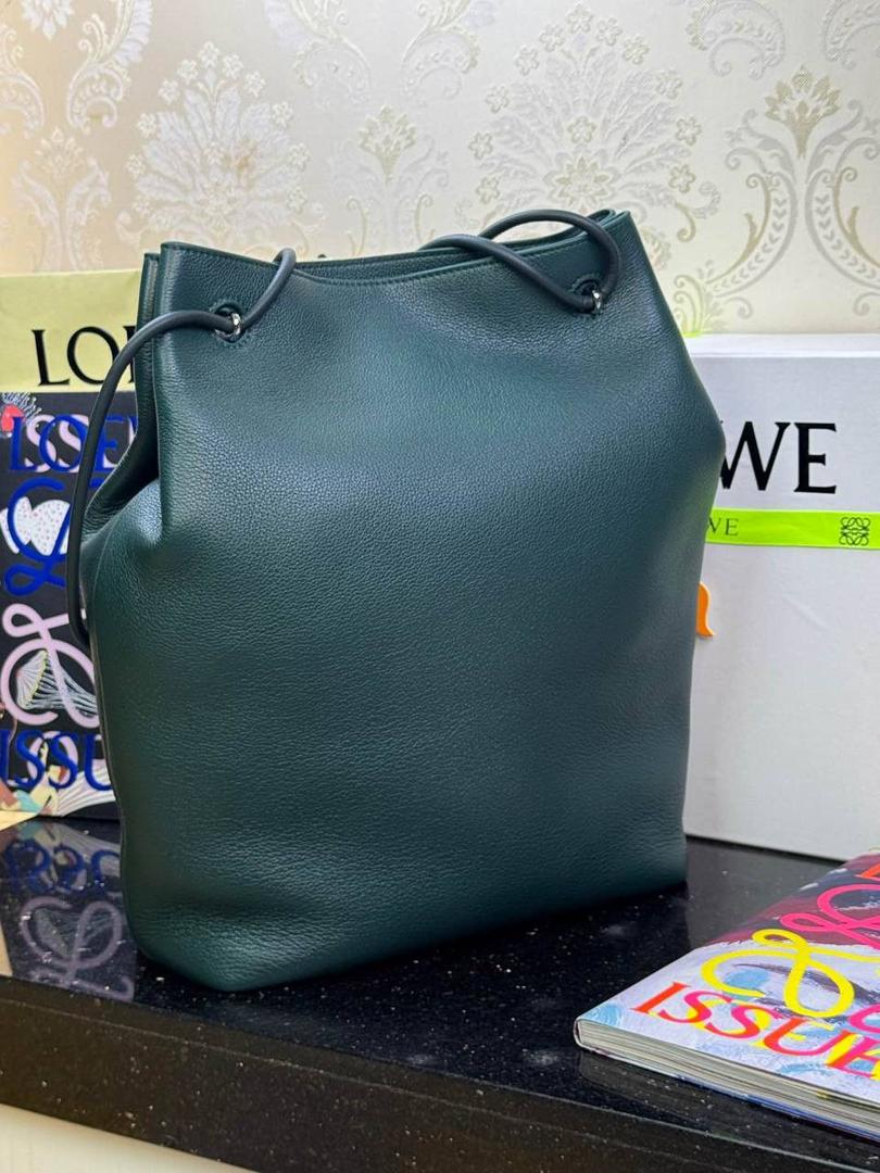 🎈（全钢）新款𝗣𝗲𝗯𝗯𝗹𝗲 𝗛𝗼𝗯𝗼大号 ——【常青色到货💕】 尺寸：𝟮𝟳.𝟱-𝟭𝟭.𝟱-𝟰𝟬𝗰𝗺 编码：652408 【该尺寸配防尘袋】 👉🏻采用进口纳帕小牛皮材质•包包手感超级舒服柔软•自重超轻。 👉🏻正面装饰两颗闪亮的𝗽𝗲𝗯𝗯𝗹𝗲配饰•精致可爱时髦•可调节肩带•腋下单肩斜跨皆🉑。 容量超大•内置拉链插袋•可放置各种证件等小物件•超级实用。