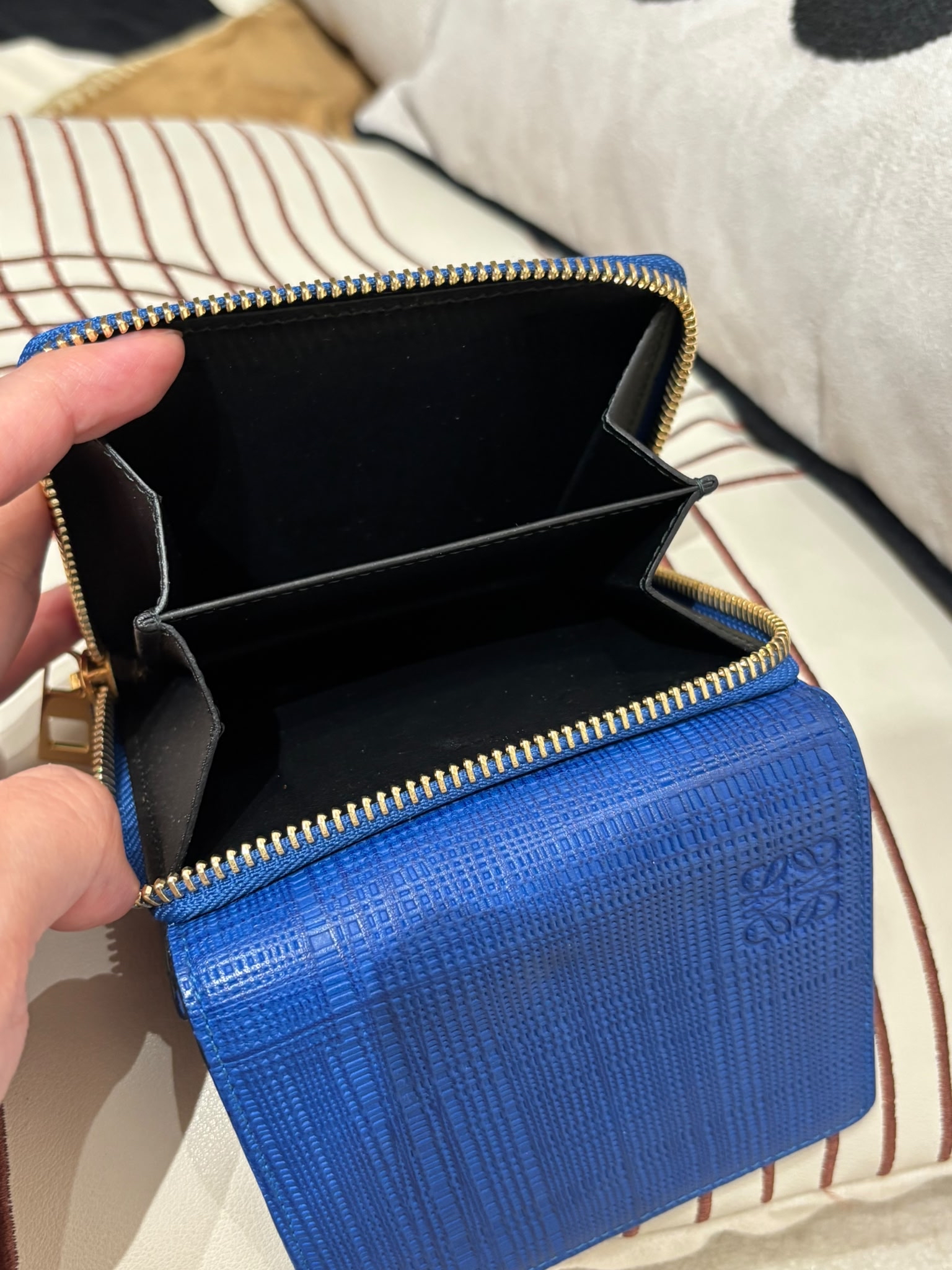 Loewe Folding Wallet 電光藍牛皮銀包100%Authentic,95%new 